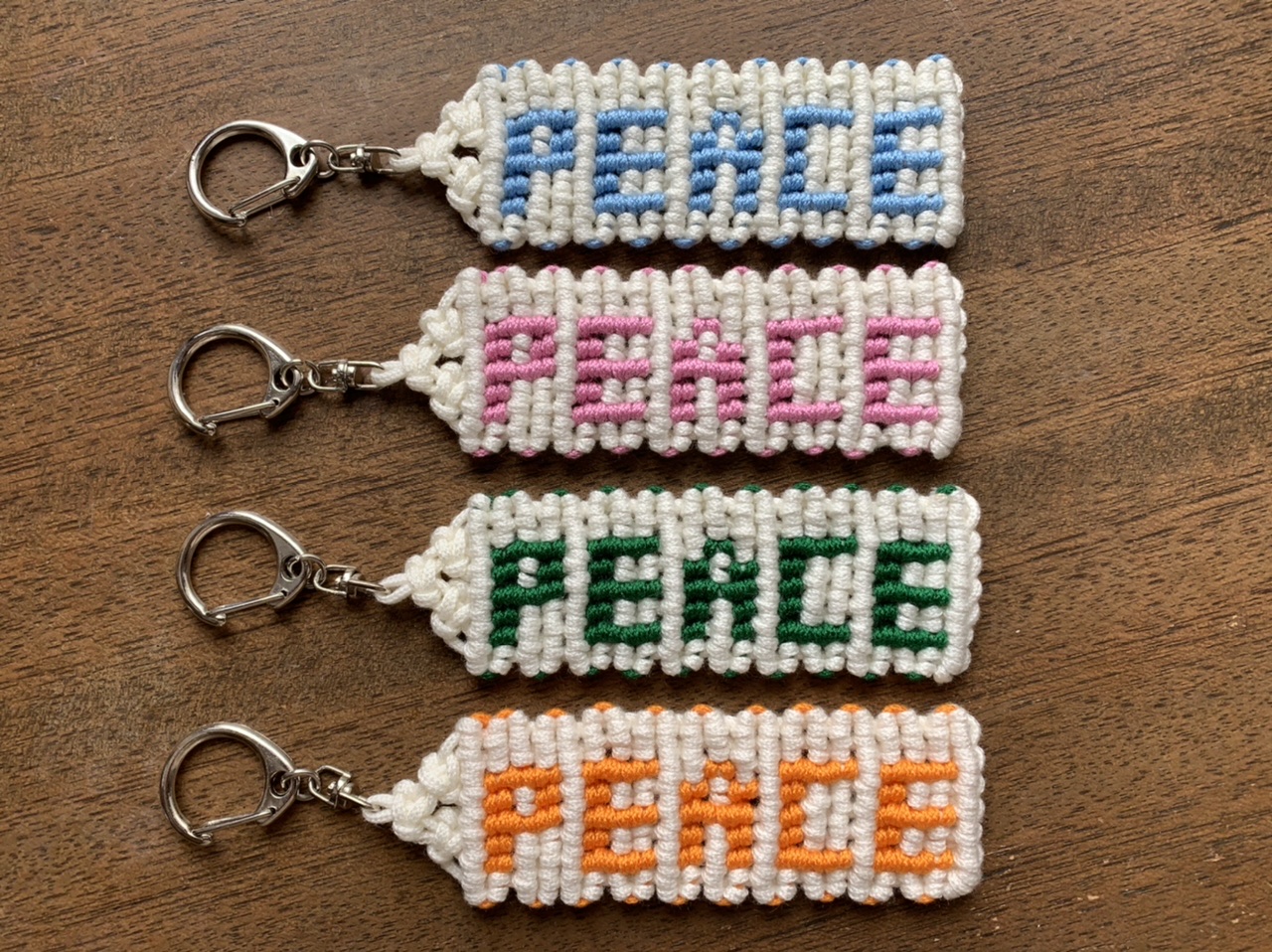 マクラメ編みのキーホルダー～楽しい色のPEACE | iichi ハンドメイド 