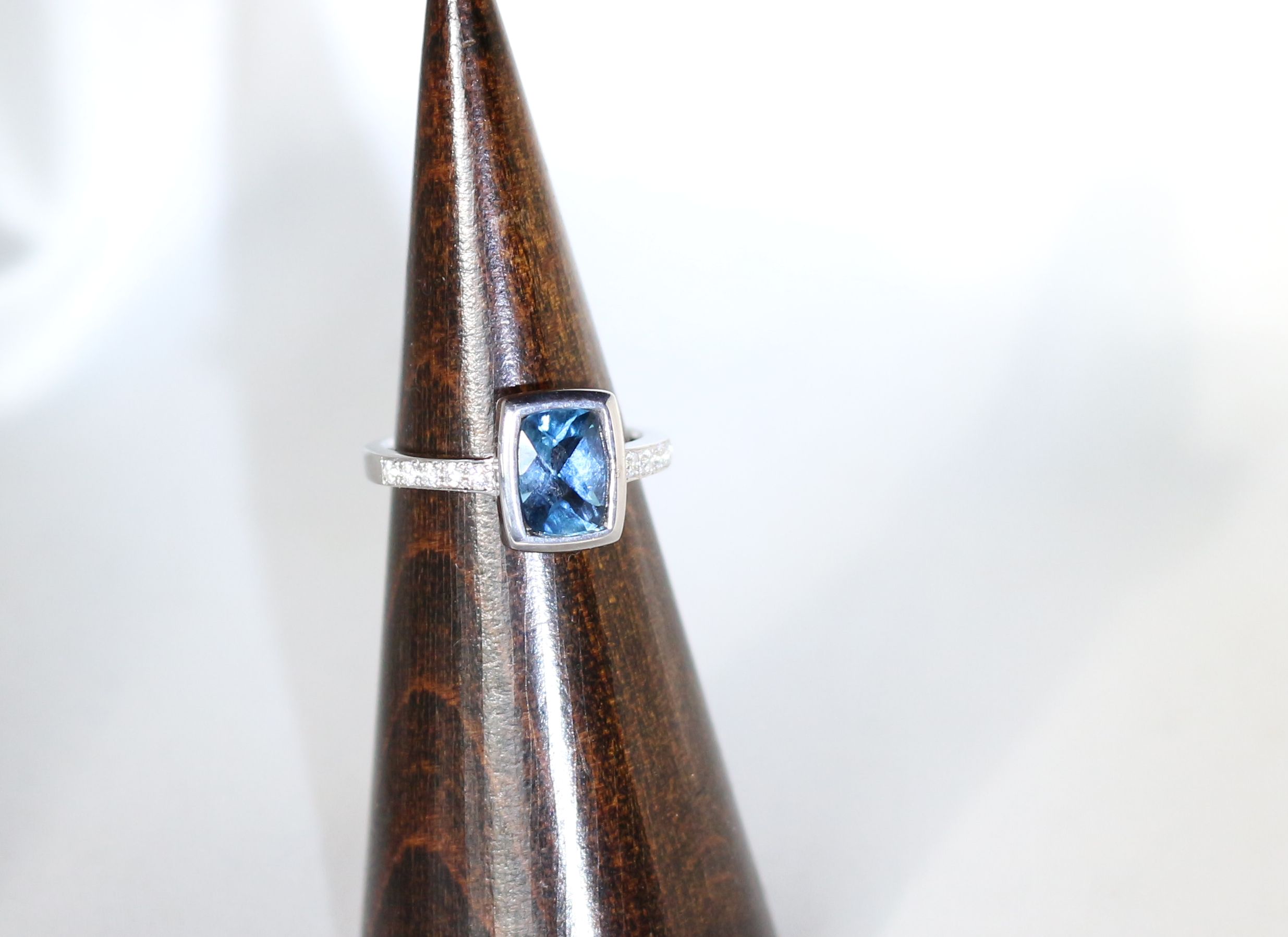 Pt900 ロンドンブルートパーズリング 1.64ct | iichi ハンドメイド Pt900 ロンドンブルートパーズリング 1.64ct | iichi ハンドメイド