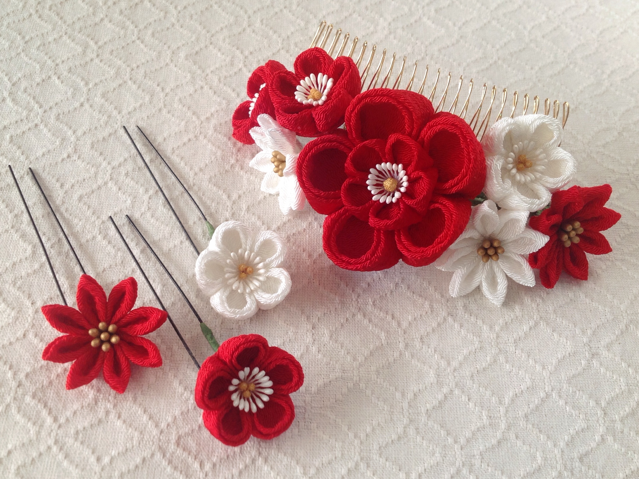 つまみ細工 花のuピン付き梅と小菊のコーム 大 赤と白 Iichi ハンドメイド クラフト作品 手仕事品の通販