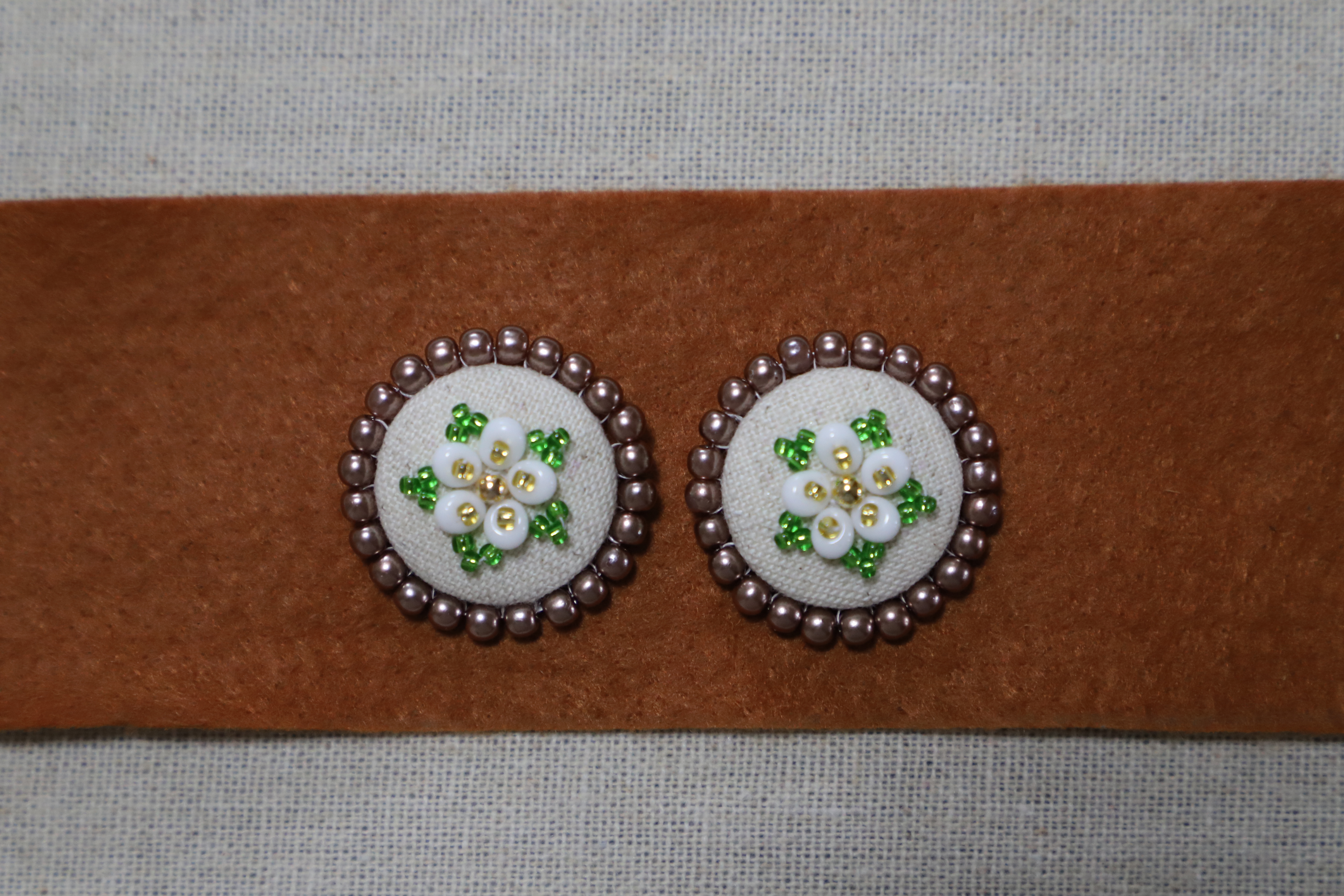クルミボタン 白い花 Iichi ハンドメイド クラフト作品 手仕事品の通販