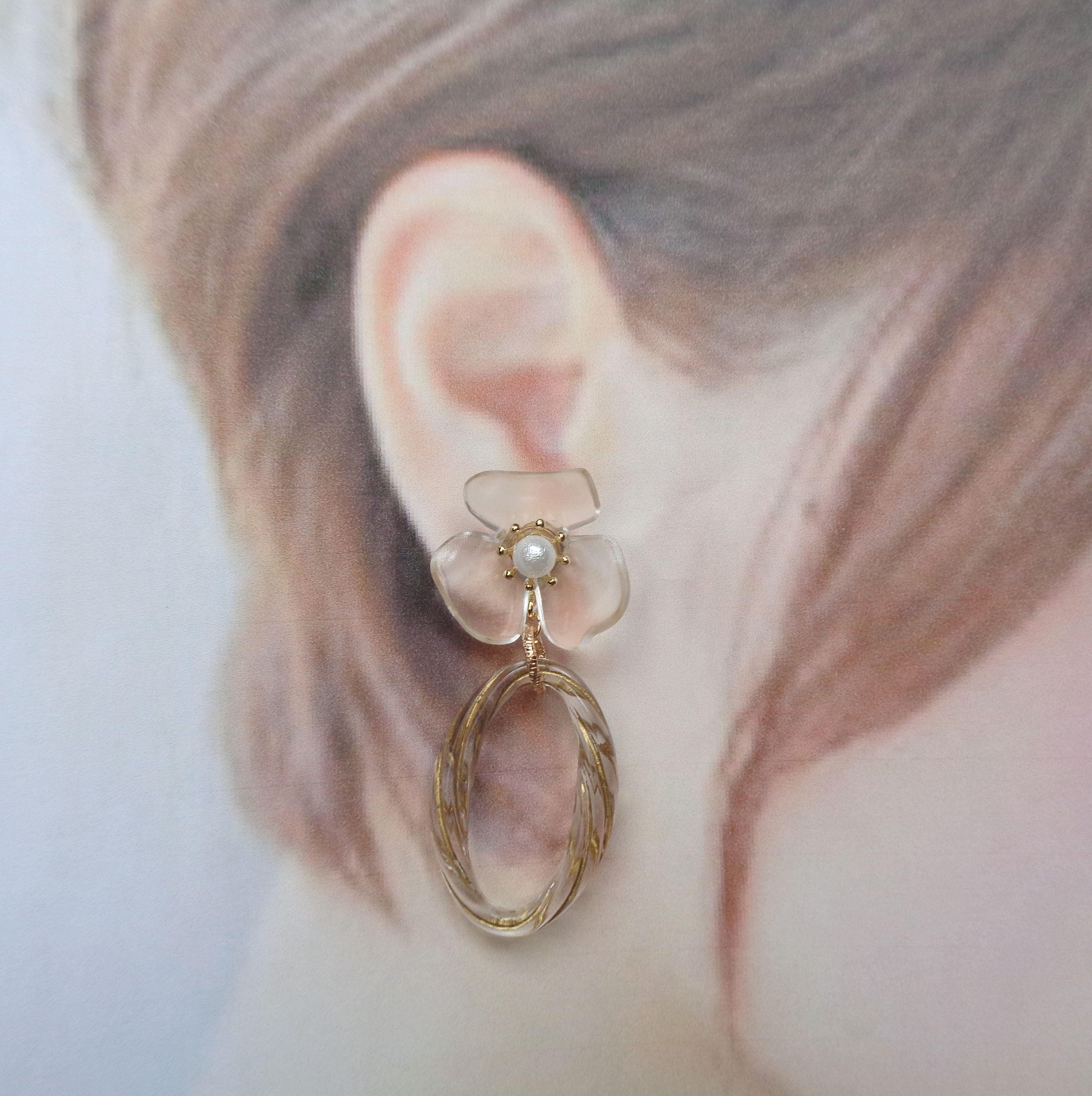 クリアフラワー ゴールドアクリルフープイヤリング Iichi ハンドメイド クラフト作品 手仕事品の通販 クリアフラワー ゴールドアクリルフープイヤリング Iichi ハンドメイド クラフト作品 手仕事品の通販