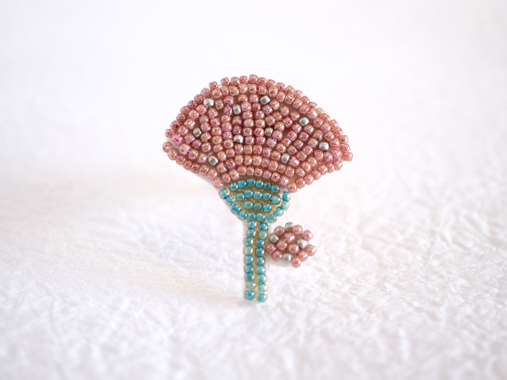 ボタニカルビーズ刺繍ブローチ カーネーション Iichi ハンドメイド クラフト作品 手仕事品の通販 ボタニカルビーズ刺繍ブローチ カーネーション Iichi ハンドメイド クラフト作品 手仕事品の通販