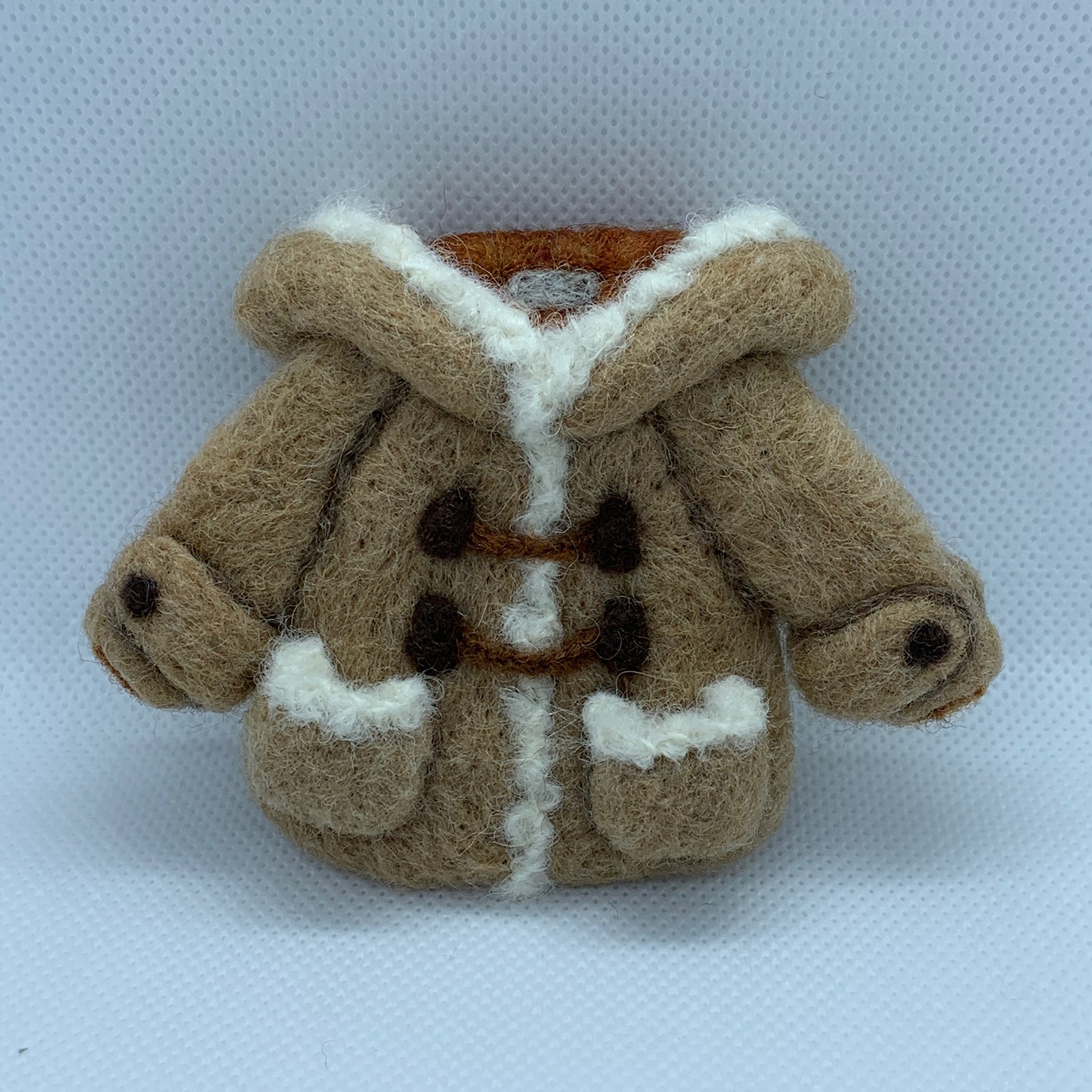 大人ブローチ キャメル色のダッフルコート Iichi ハンドメイド クラフト作品 手仕事品の通販