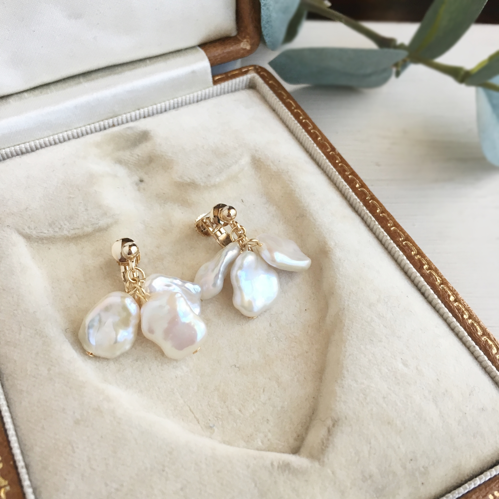 3枚の淡水パールの花びら イヤリング ノンホールピアス Iichi ハンドメイド クラフト作品 手仕事品の通販