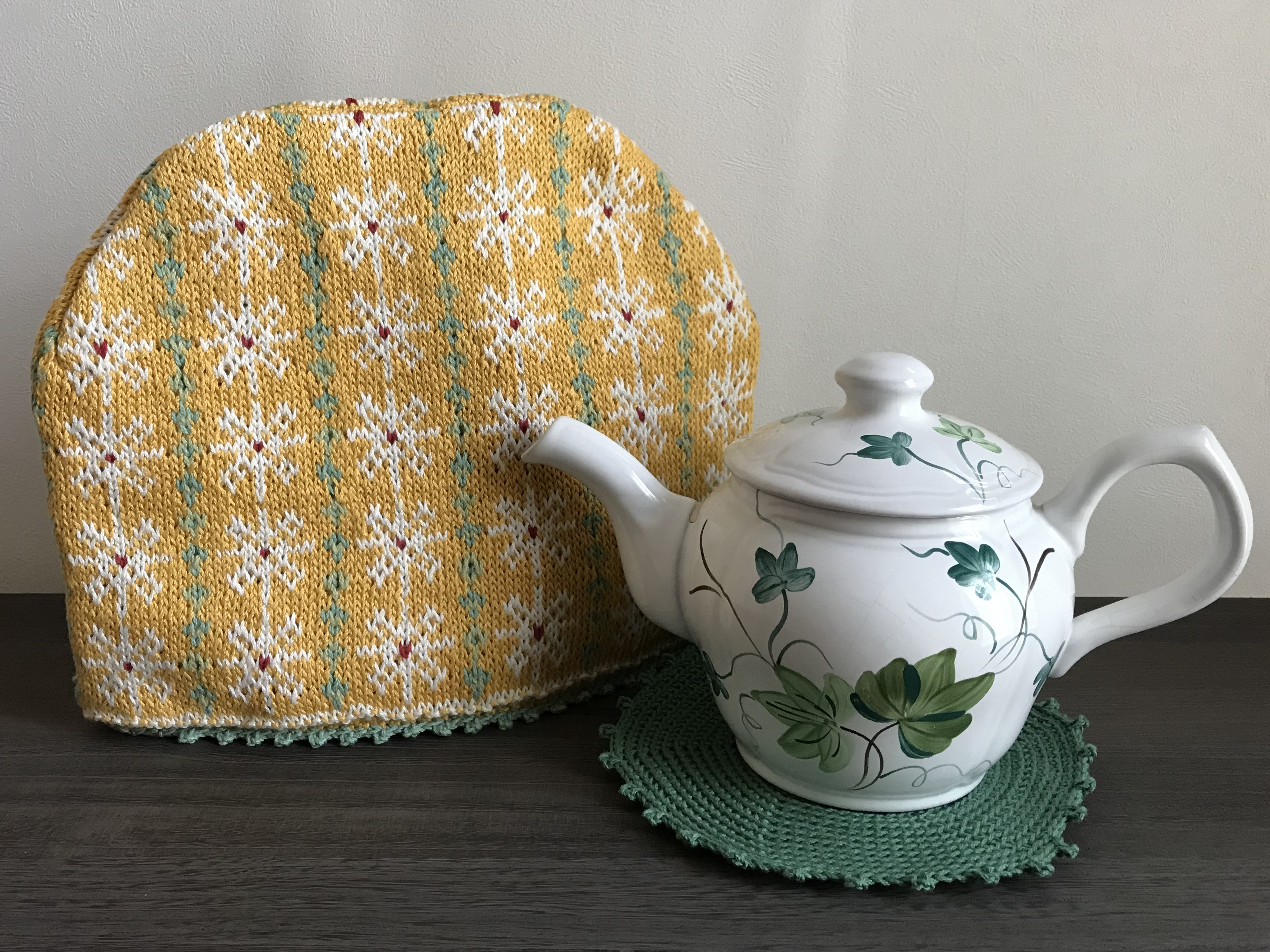 ハーフドールのティーコゼー　　ティーポットカバー ハーフドールのティーコゼーティーポットカバー