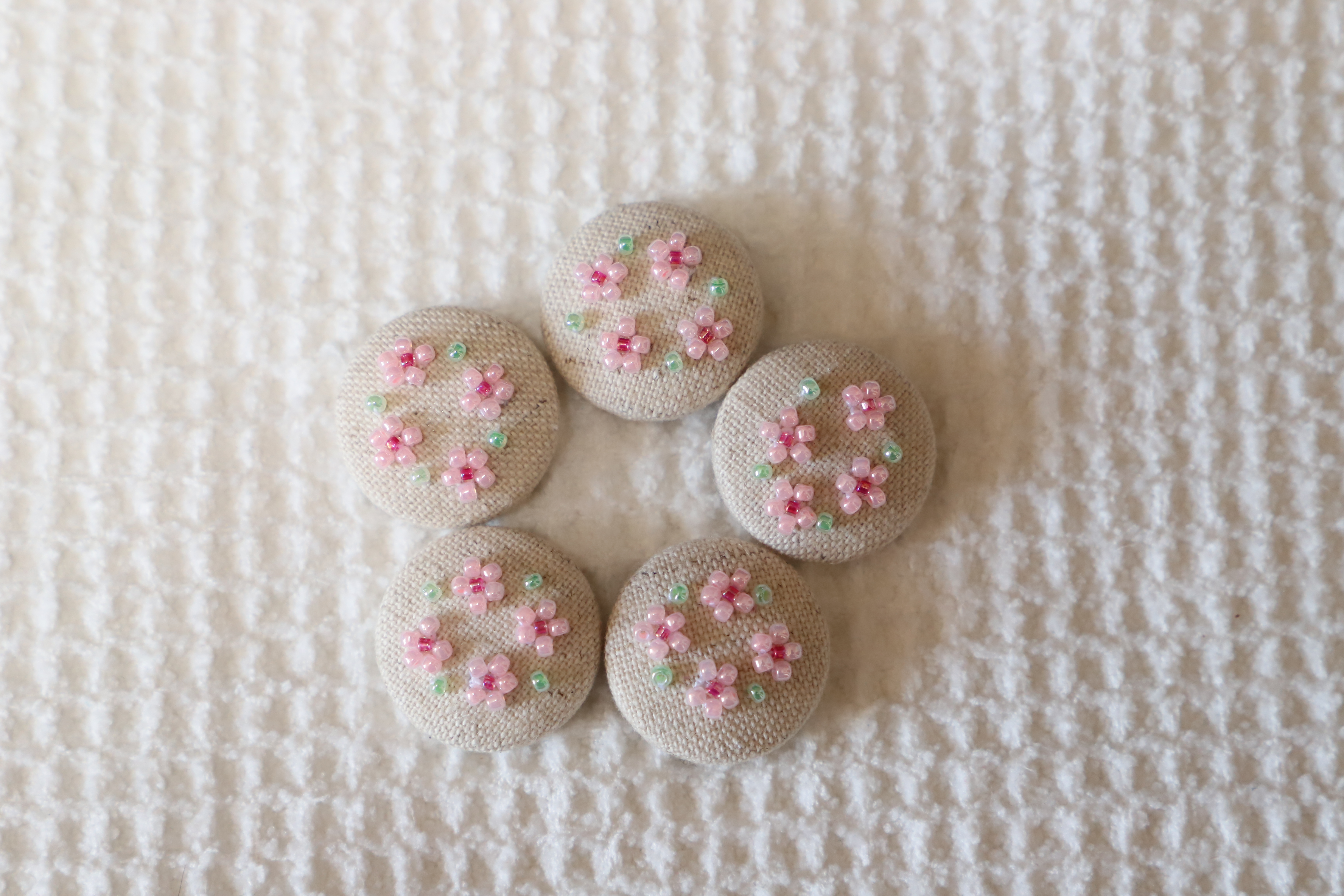 刺繍ブローチ＊くるみボタン うさぎと桜(92) | tspea.org