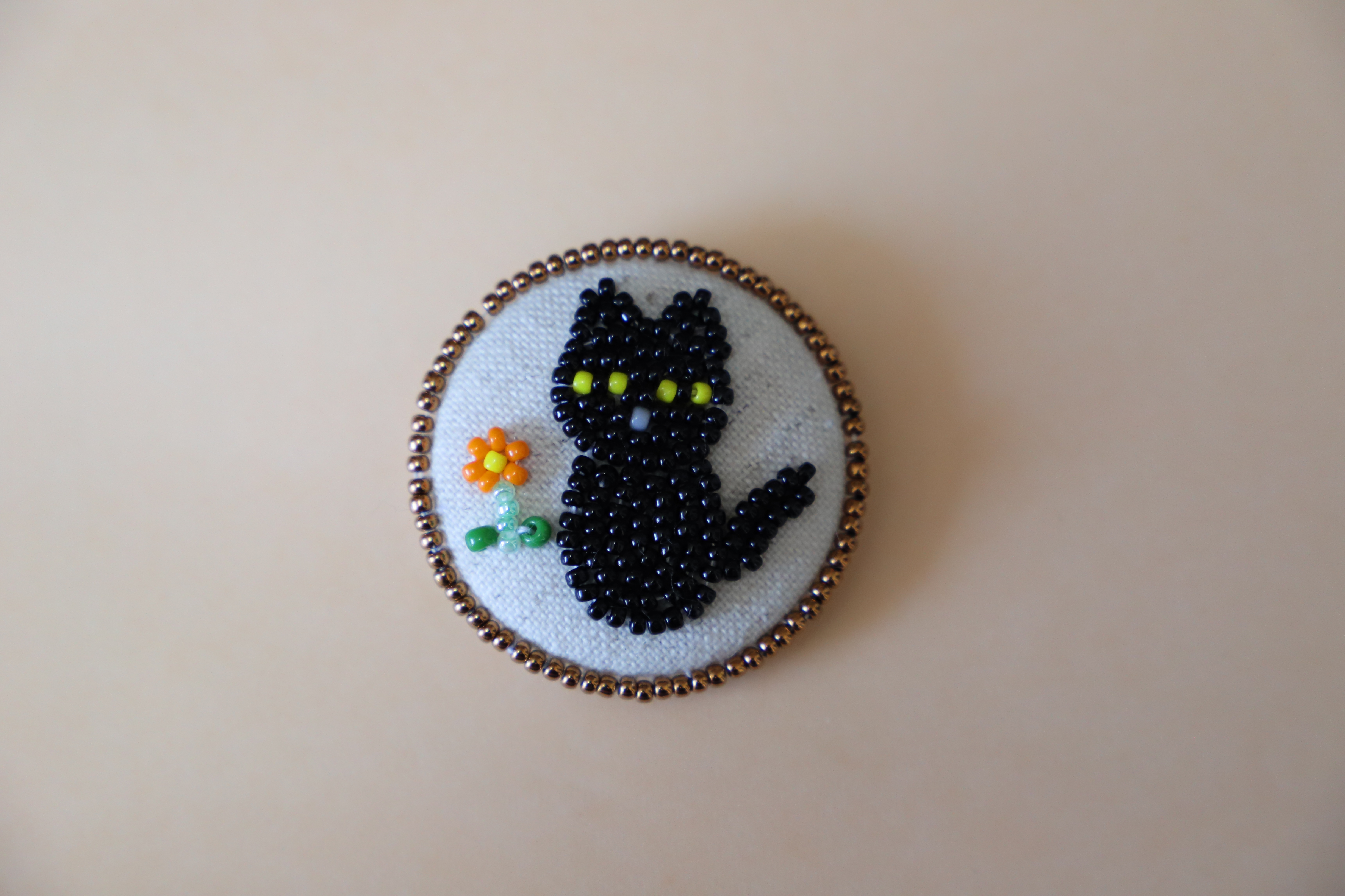 出産祝い猫ちゃん 刺繍 くるみボタンのヘアゴム ヘアゴム | socearq.org