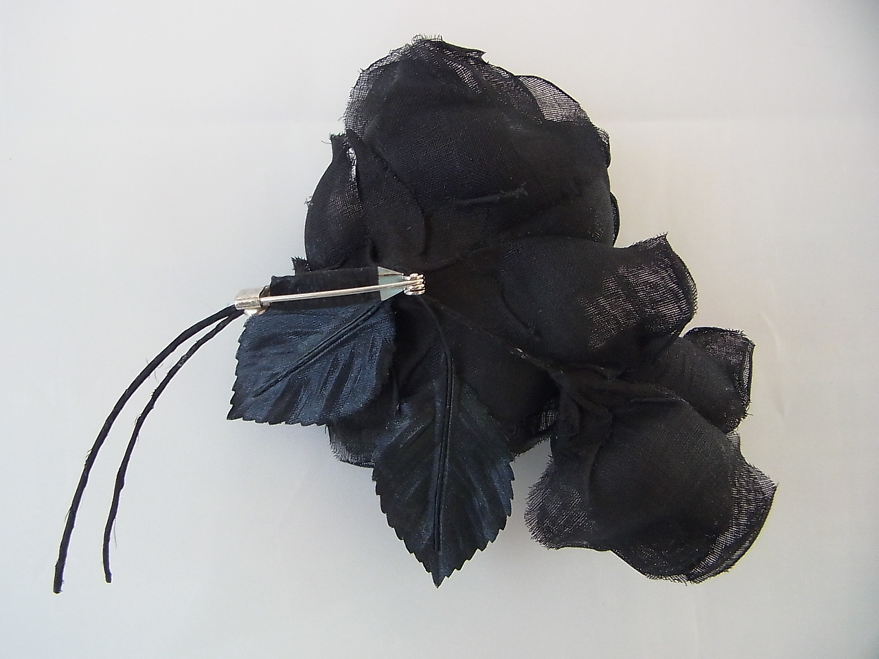 綿オーガンジーの黒いバラコサージュ | iichi ハンドメイド・クラフト作品・手仕事品の通販