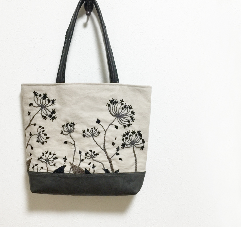黒い小花の刺繍かばん Iichi ハンドメイド クラフト作品 手仕事品の通販