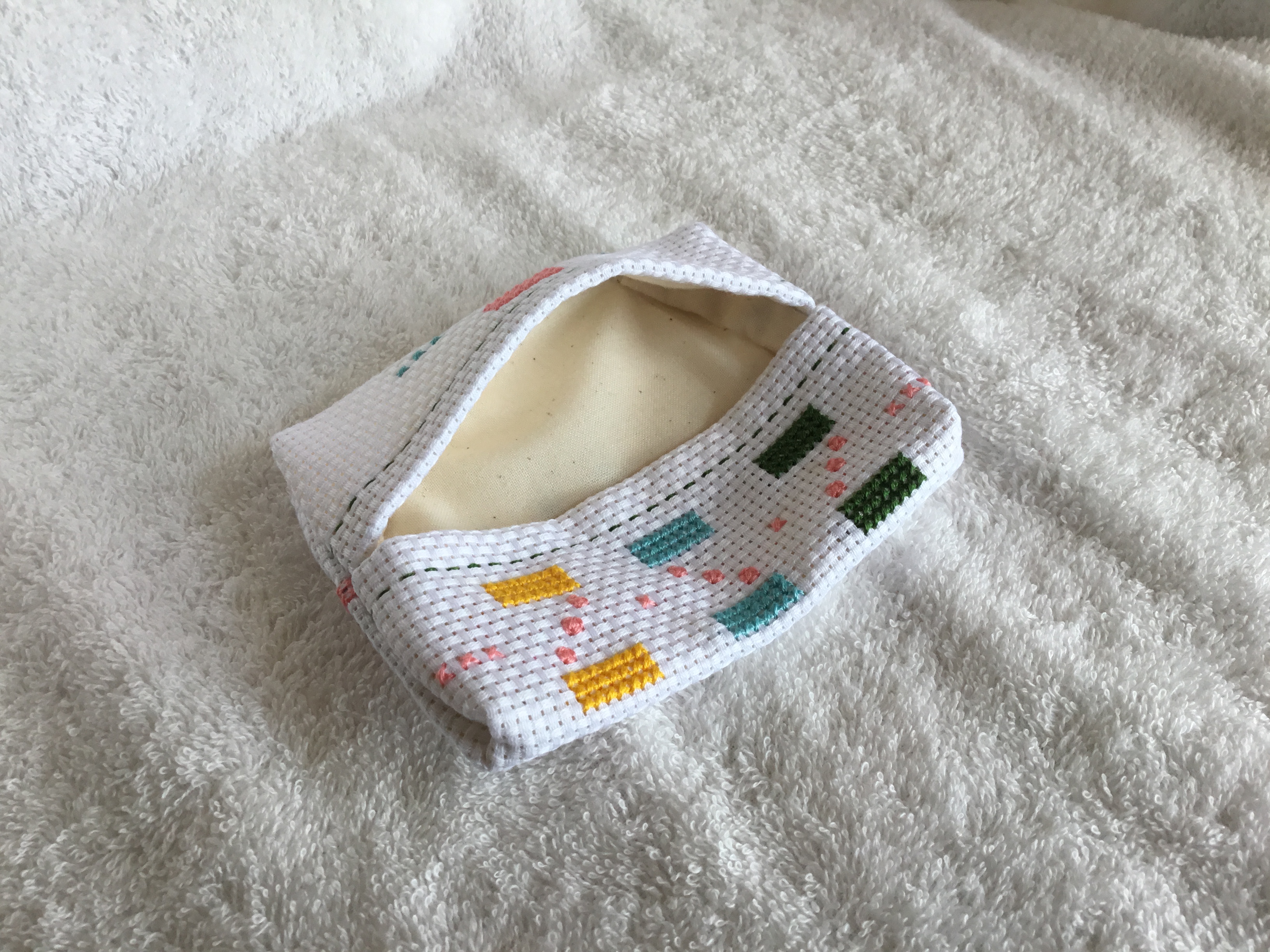 刺繍のポケットティッシュケース（ホワイト） | iichi ハンドメイド・クラフト作品・手仕事品の通販