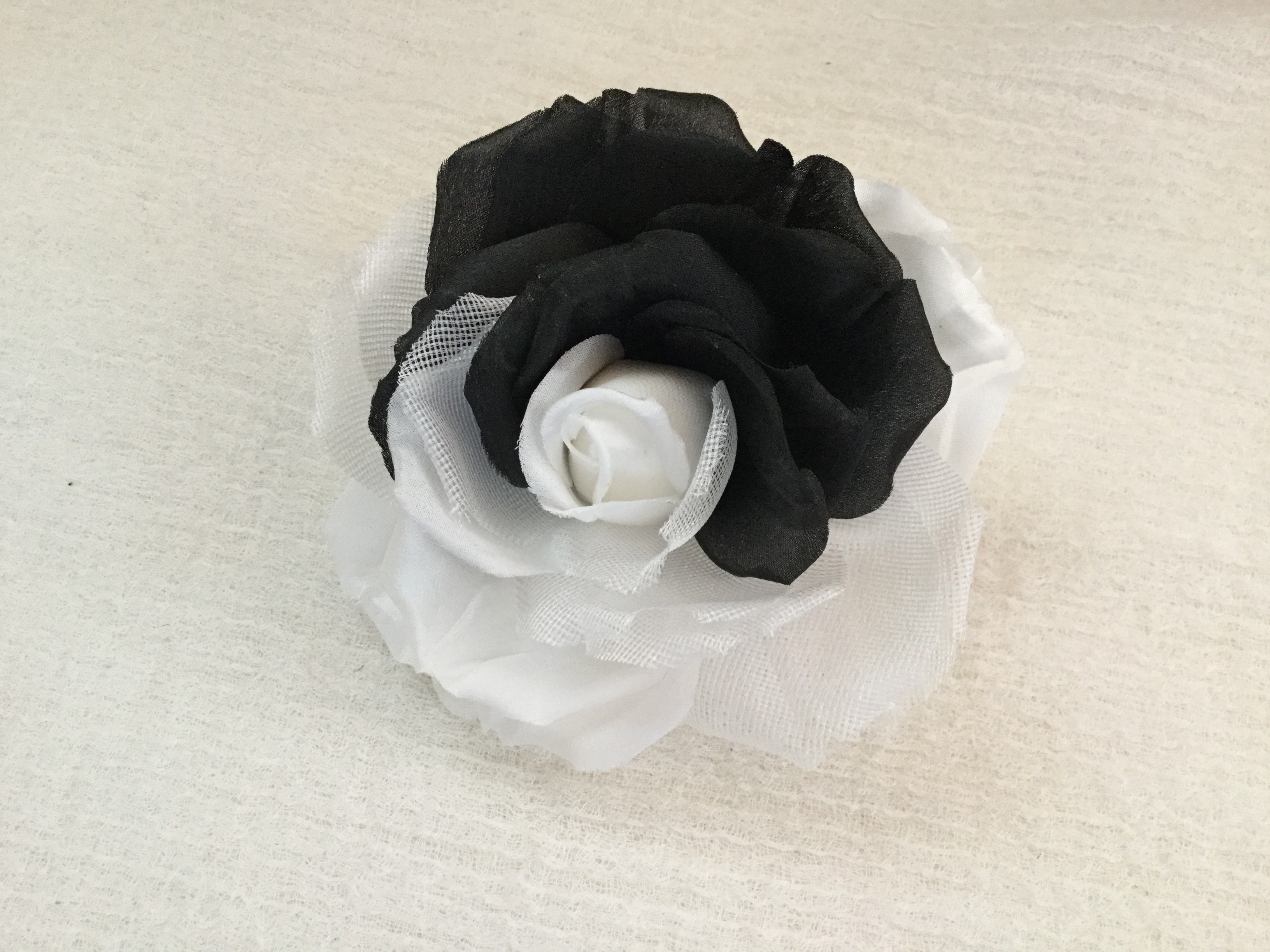 再販白と黒の薔薇 Iichi ハンドメイド クラフト作品 手仕事品の通販