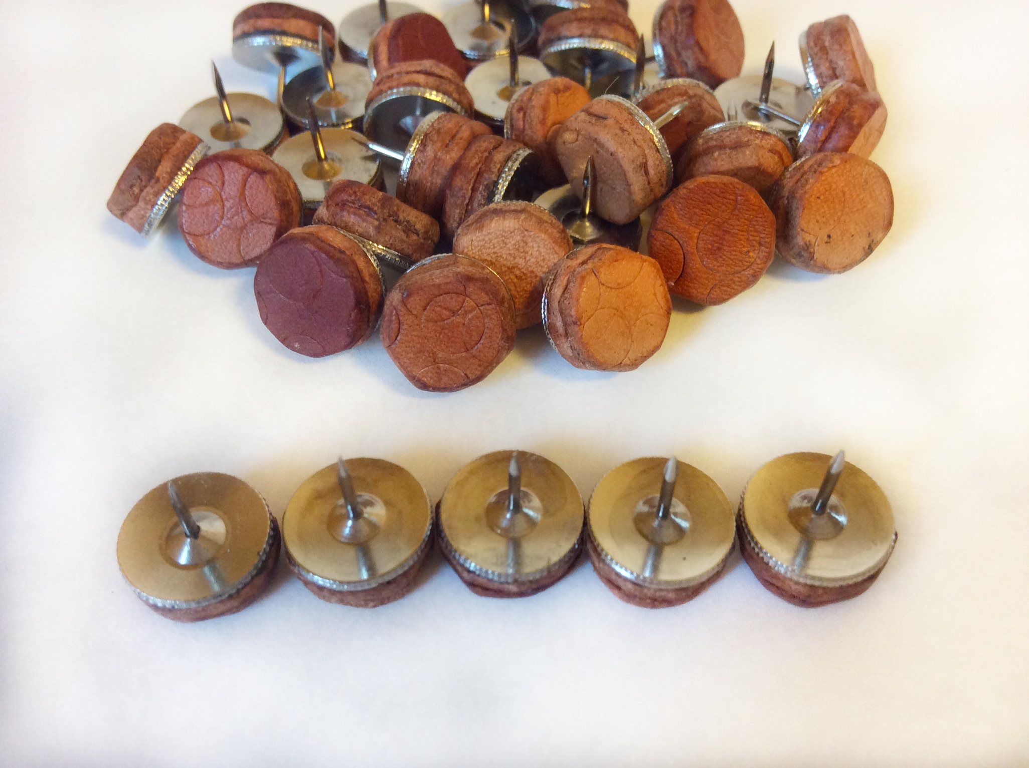 革のまるまるプッシュピン Iichi ハンドメイド クラフト作品 手仕事品の通販