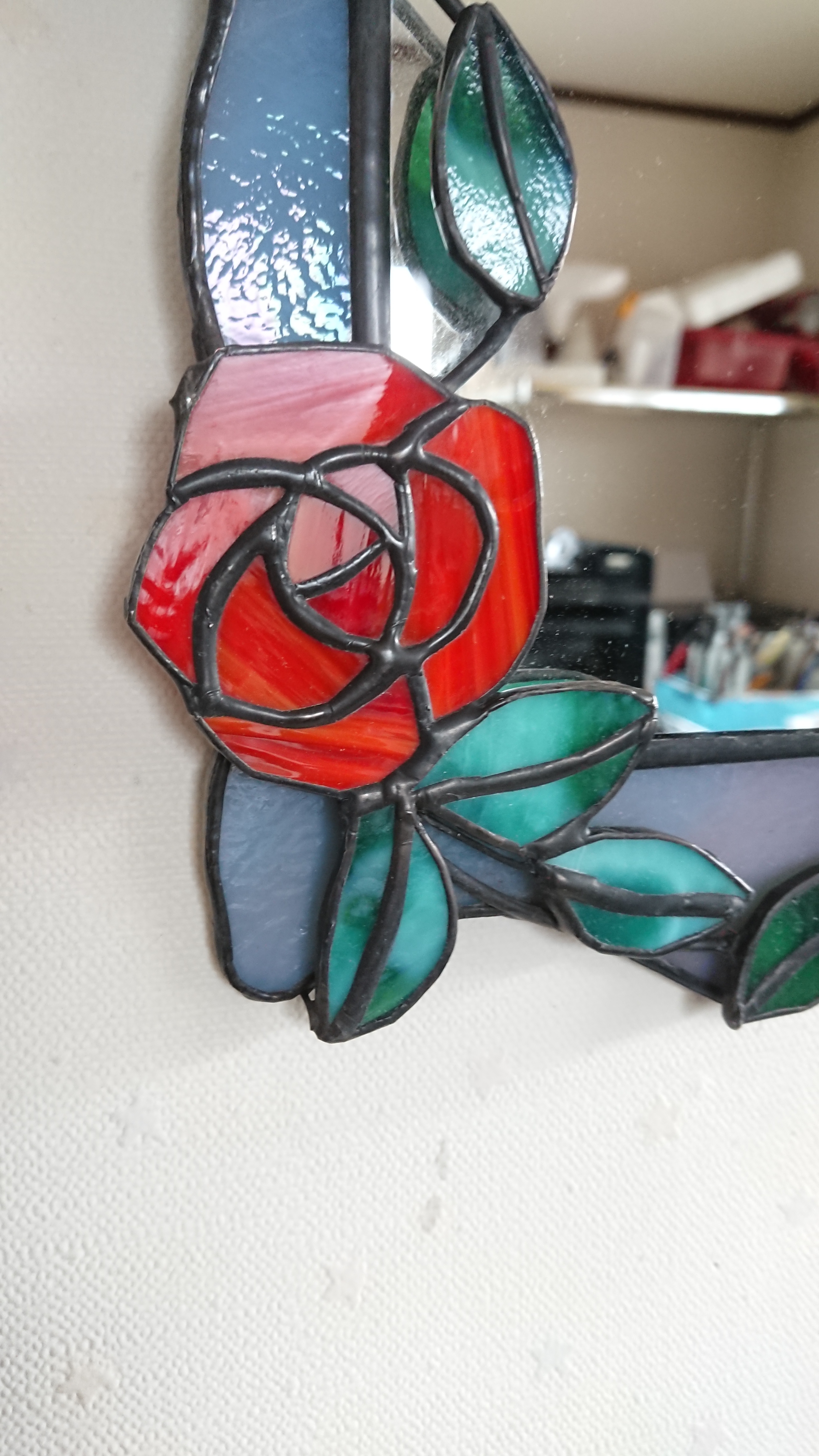 ステンドグラス バラの花の壁掛け鏡 Iichi ハンドメイド クラフト作品 手仕事品の通販