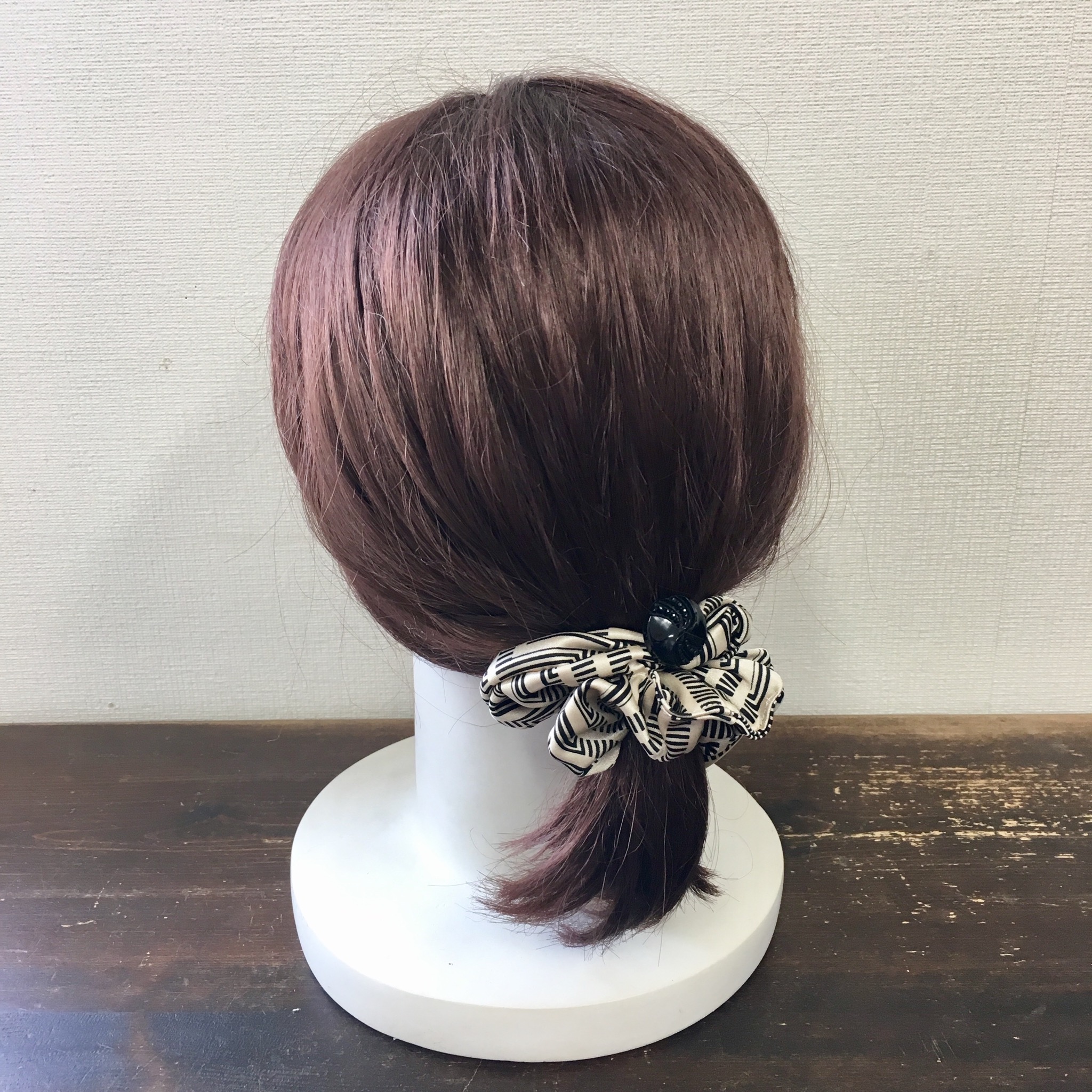 セール価格 ボタン可愛い 幾何学模様柄シュシュ ベージュ Iichi ハンドメイド クラフト作品 手仕事品の通販