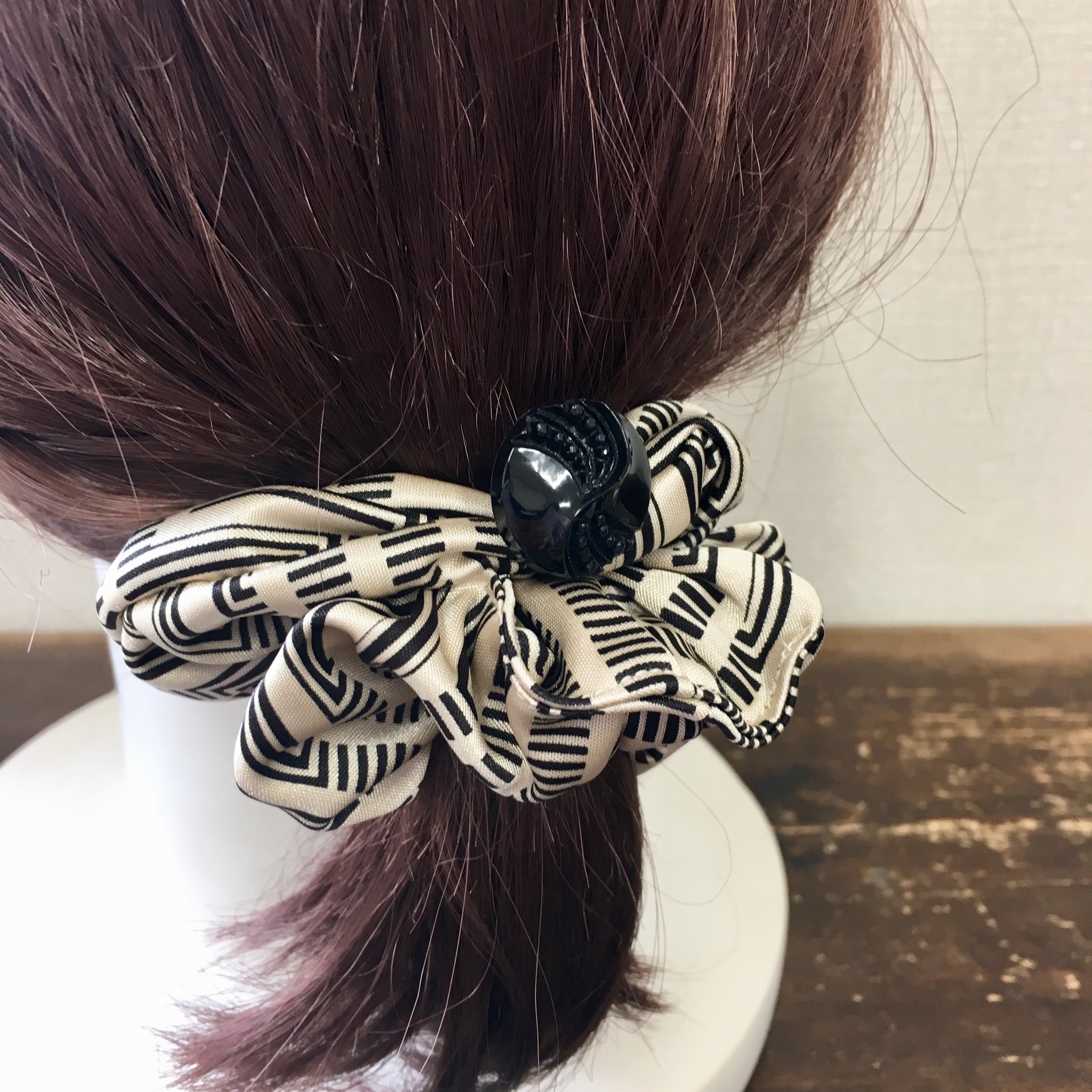 セール価格 ボタン可愛い 幾何学模様柄シュシュ ベージュ Iichi ハンドメイド クラフト作品 手仕事品の通販