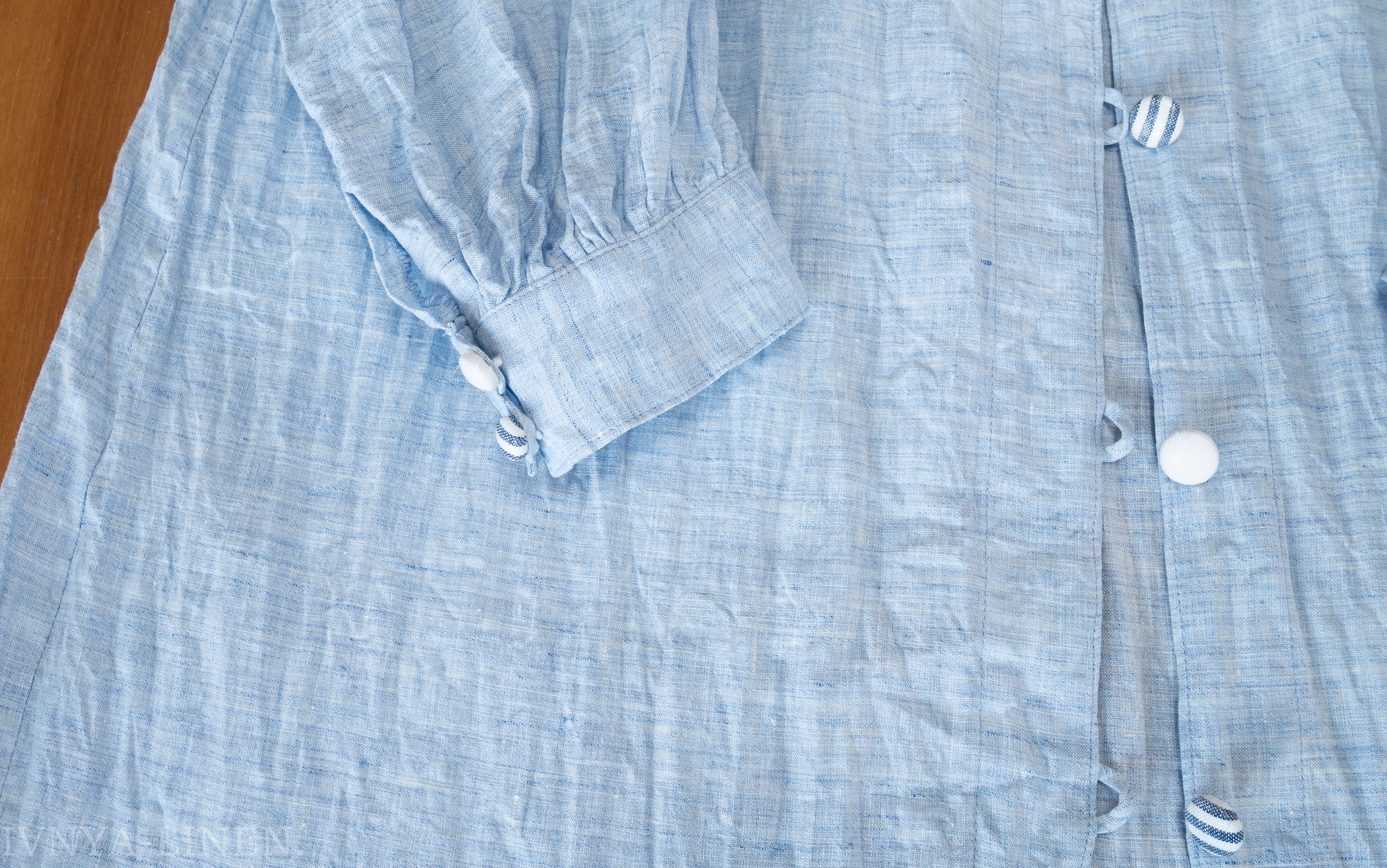 空色リネンのロングシャツ スタンドカラー くるみボタン ８分袖 Iichi ハンドメイド クラフト作品 手仕事品の通販