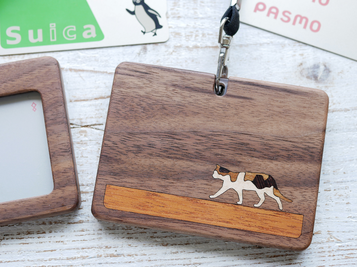木製 社員証ケース 横向きアクリル窓 歩く猫 三毛猫 Iichi ハンドメイド クラフト作品 手仕事品の通販
