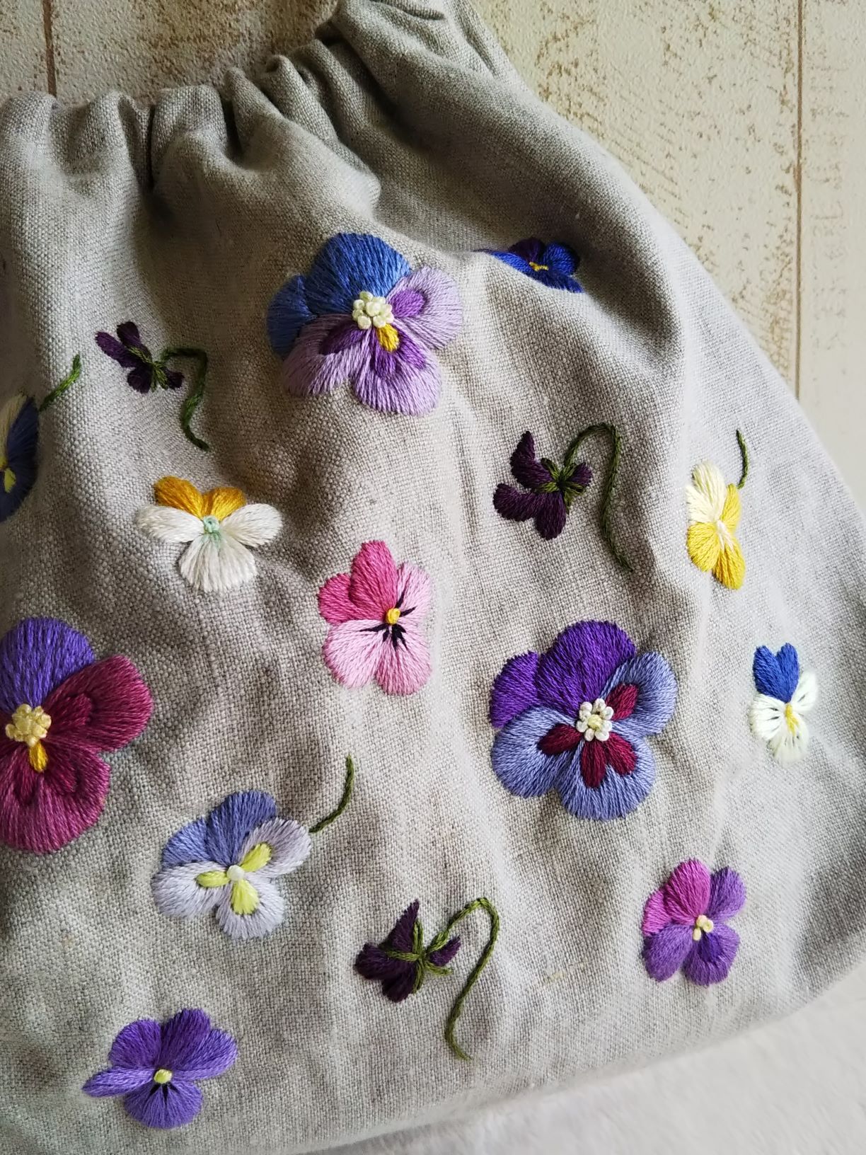 受注製作 刺繍 ビオラ パンジー リネン リバティ アーカイブライラック バンブーバッグ Iichi ハンドメイド クラフト作品 手仕事品の通販