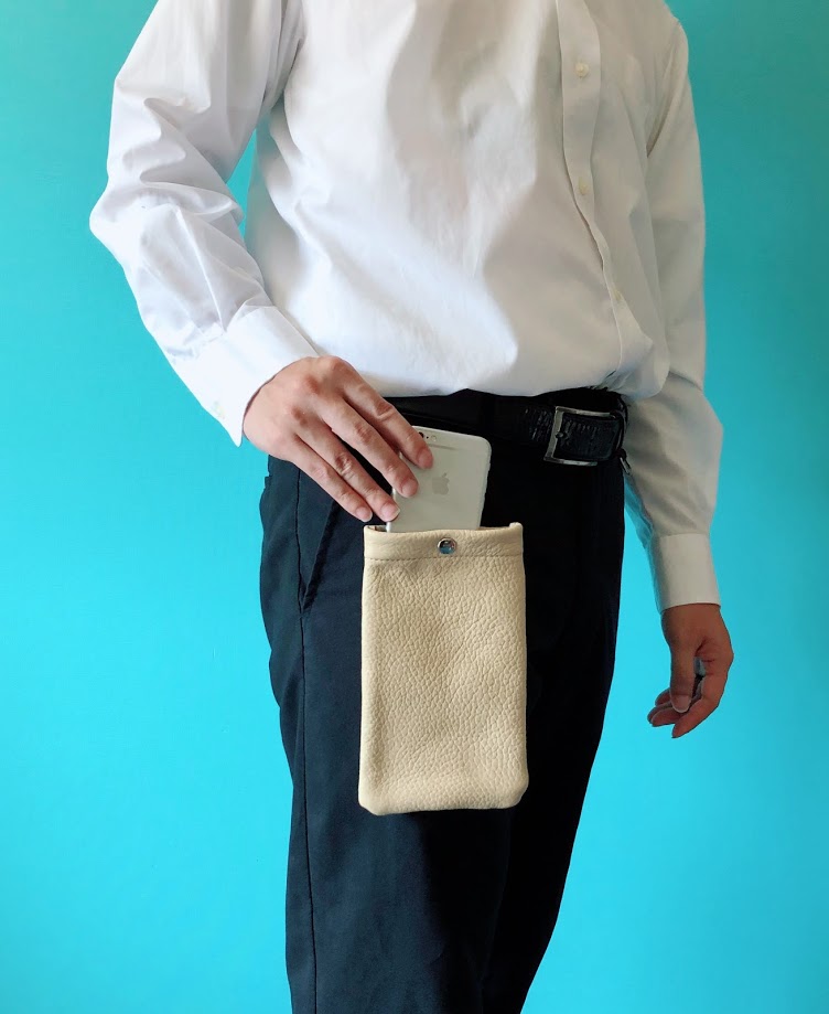 シュリンクレザー スマホ ベルト ポーチ 本革 レザー シュリンク ベージュ Iichi ハンドメイド クラフト作品 手仕事品の通販