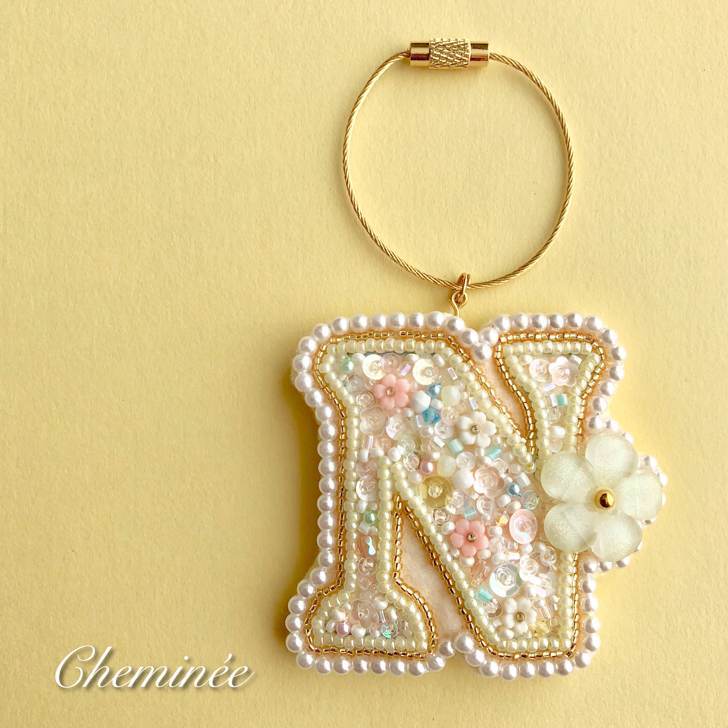 ビーズ刺繍 N のイニシャルキーホルダー Iichi ハンドメイド クラフト作品 手仕事品の通販