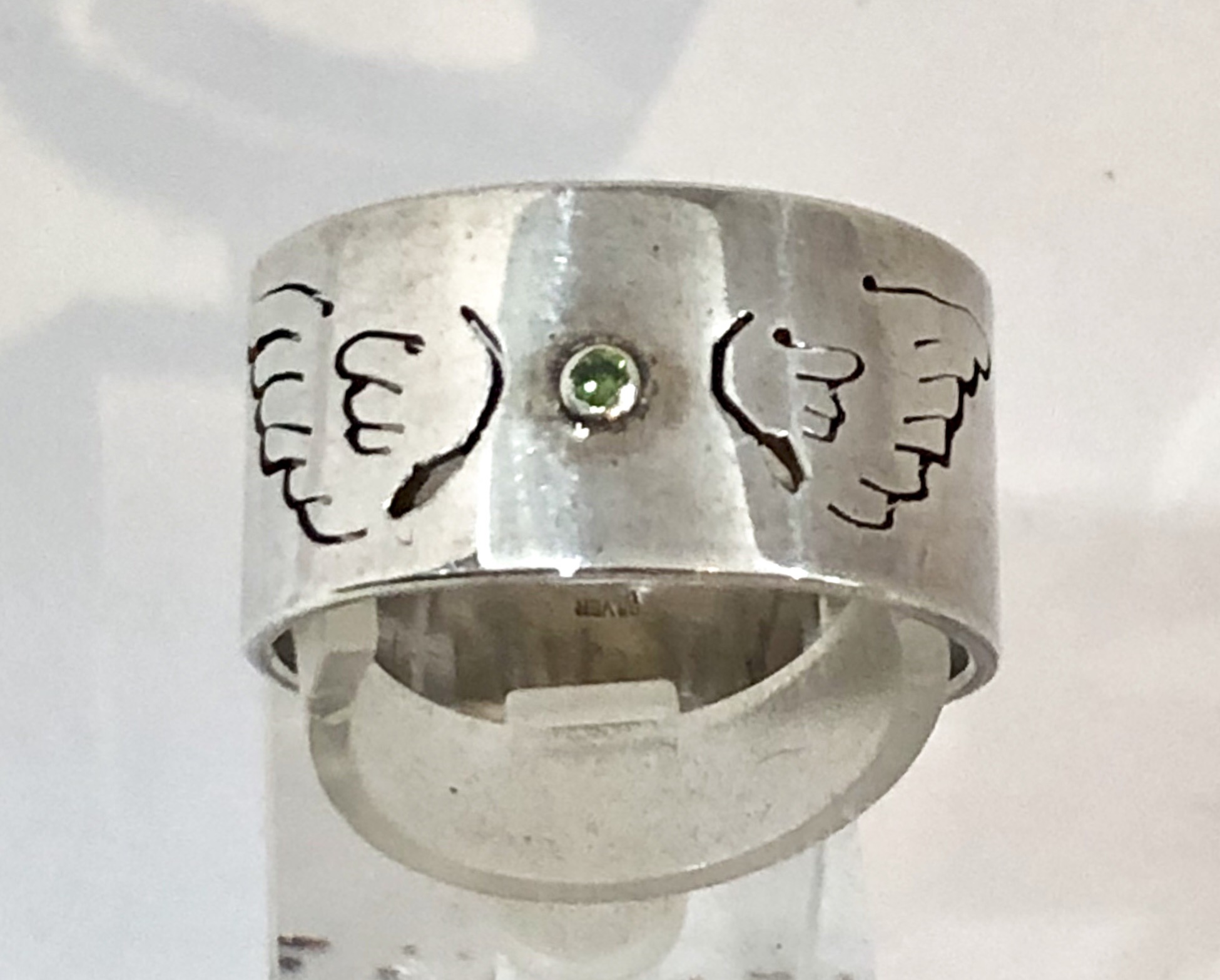 グリーンダイヤモンドシルバーリング 天使の羽と十字架 Iichi ハンドメイド クラフト作品 手仕事品の通販