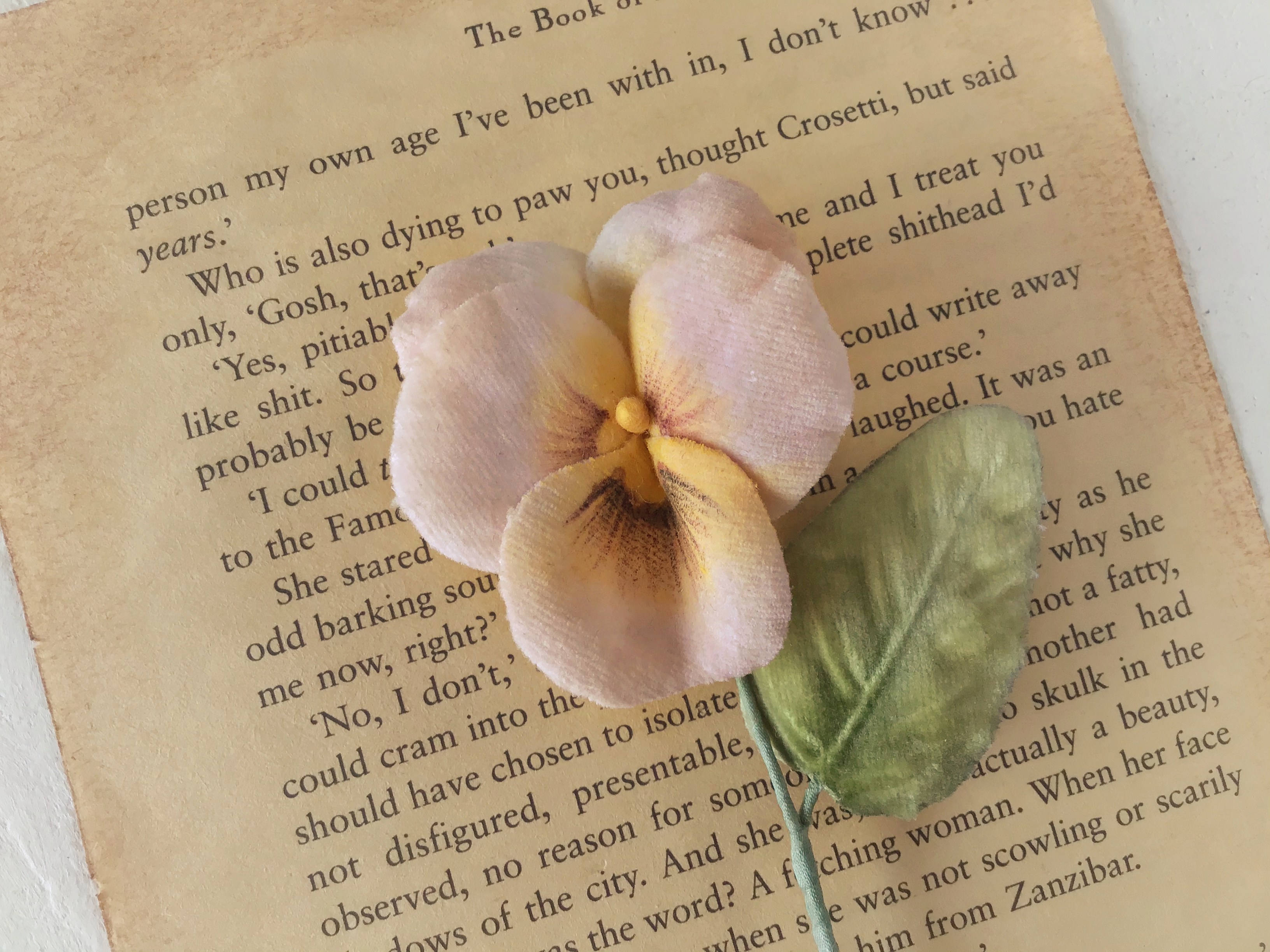 染め花のパンジーのコサージュ ほんのりピンク色 Iichi ハンドメイド クラフト作品 手仕事品の通販