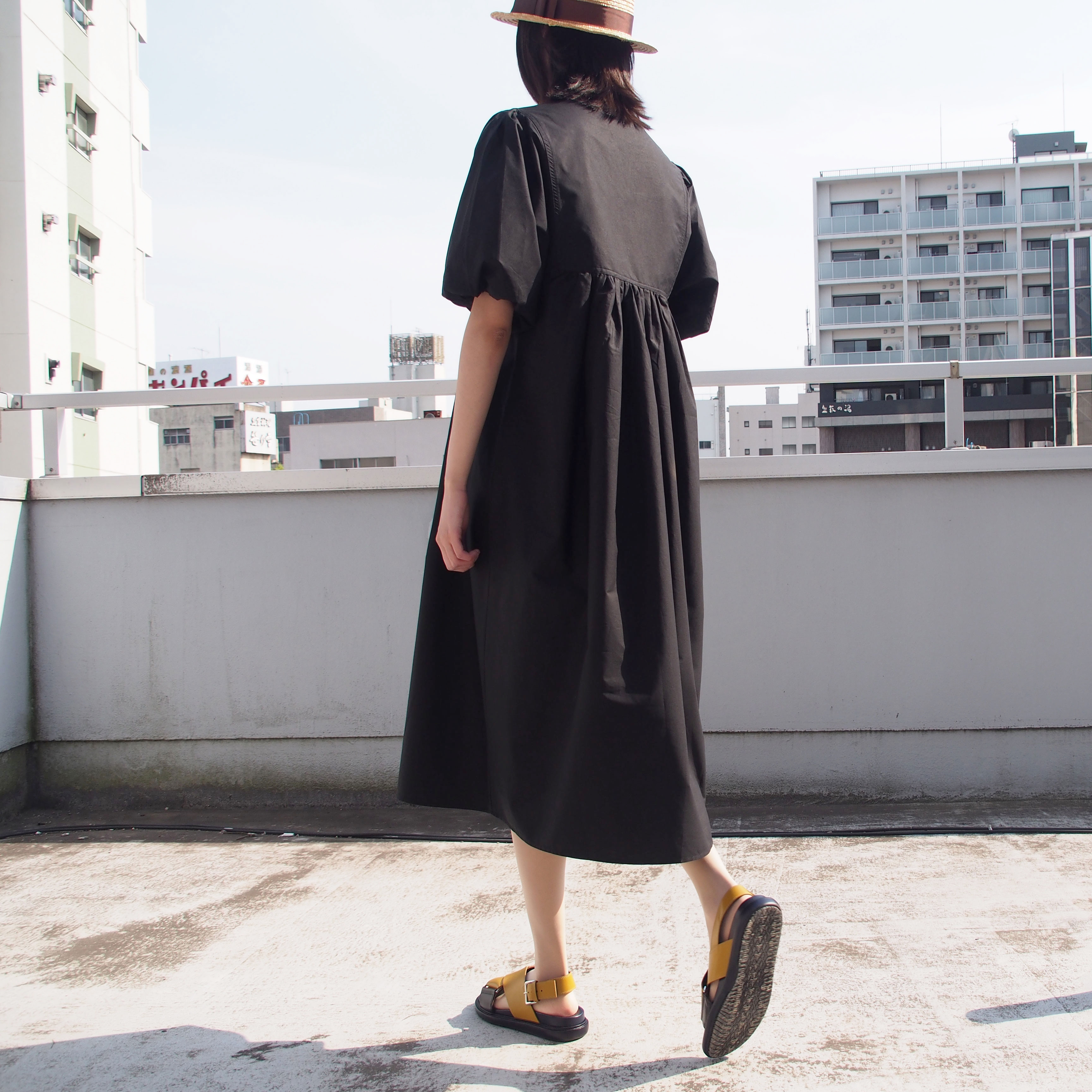 綿100 パフスリーブのギャザーワンピース黒 Iichi ハンドメイド クラフト作品 手仕事品の通販