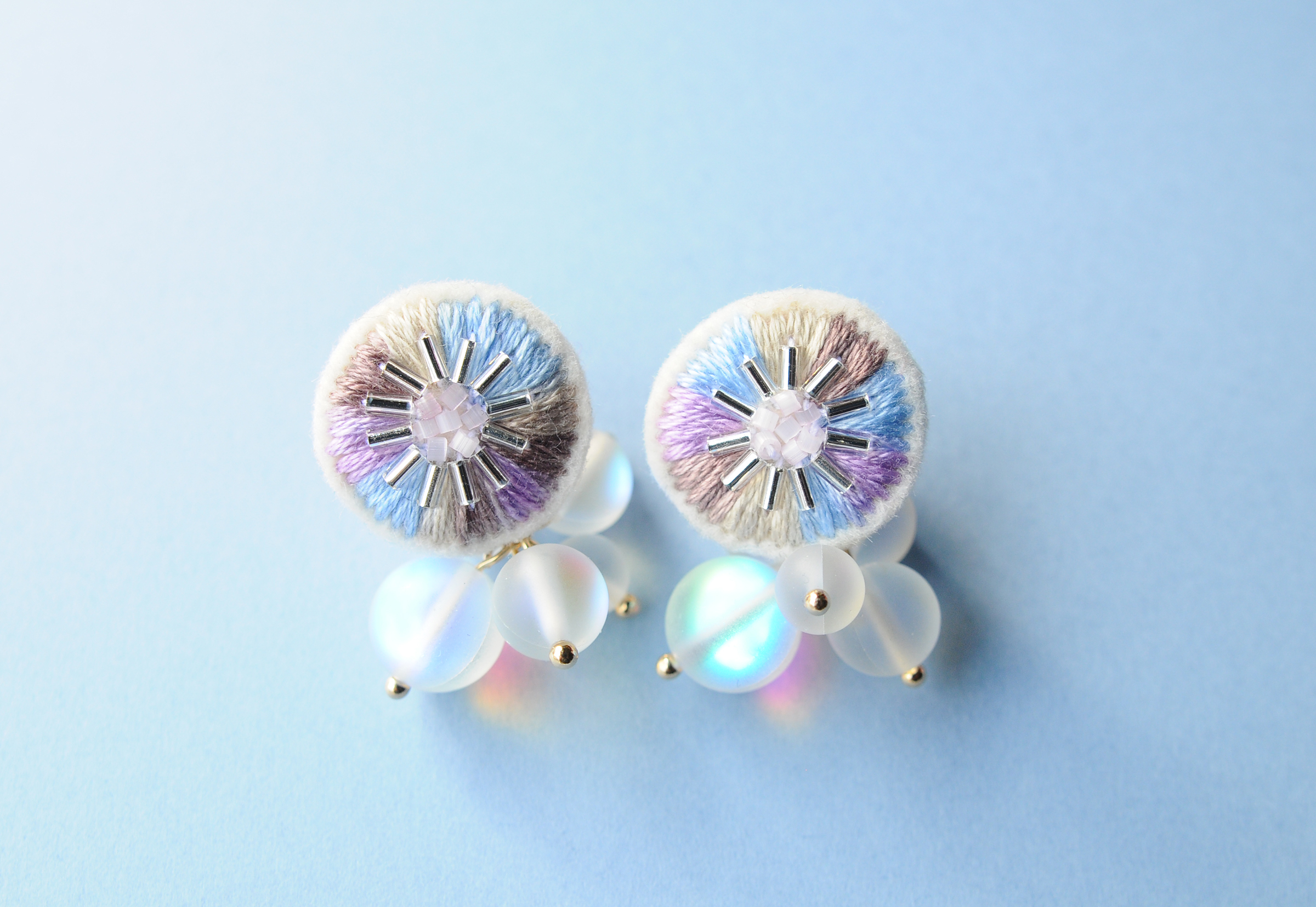 ＜lucy～イロドル惑星～＞刺繍ピアス◎オーロラ