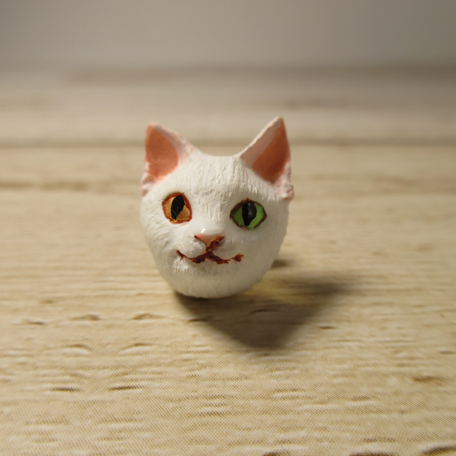 ネコアタマピンブローチ【白 オッドアイ】  iichi ハンドメイド 