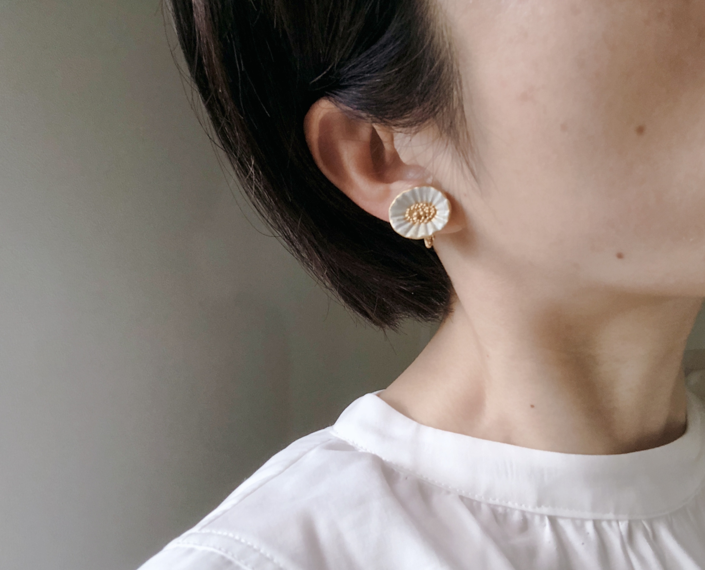 貝殻のようなお花のイヤリング Pale Blue Iichi ハンドメイド クラフト作品 手仕事品の通販