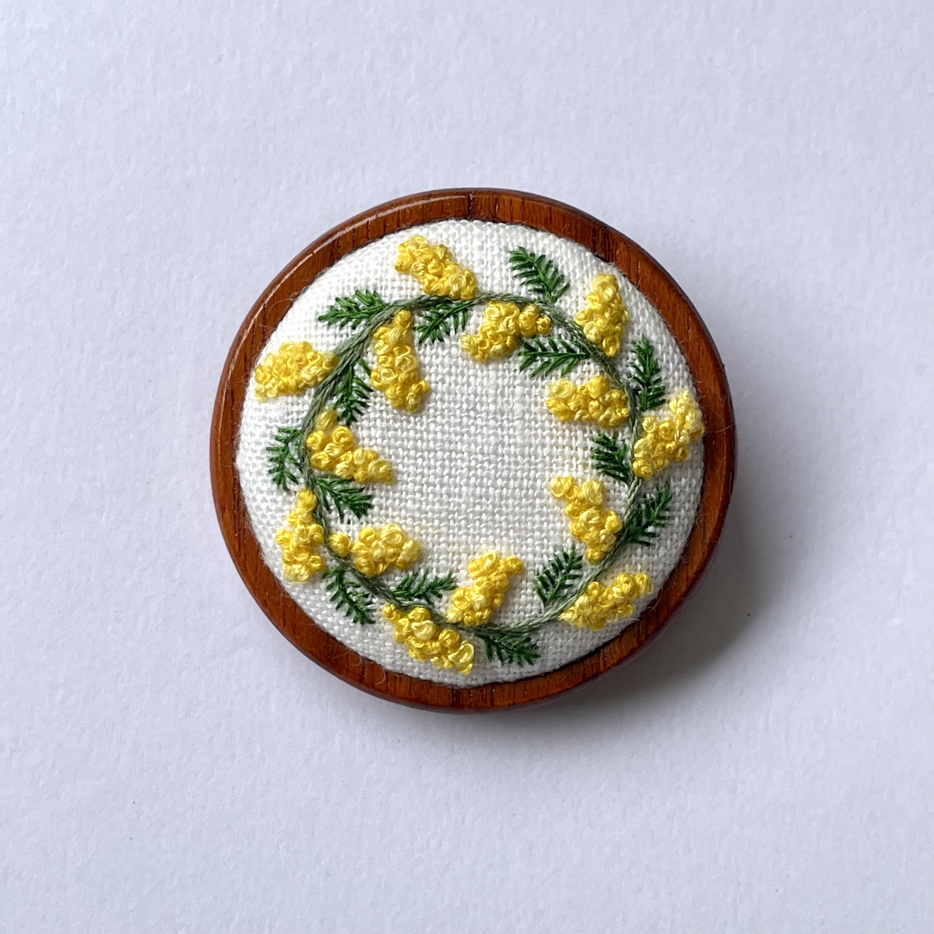 ミモザのリース 木枠の刺繍ブローチ(ブラウン) | iichi ハンドメイド