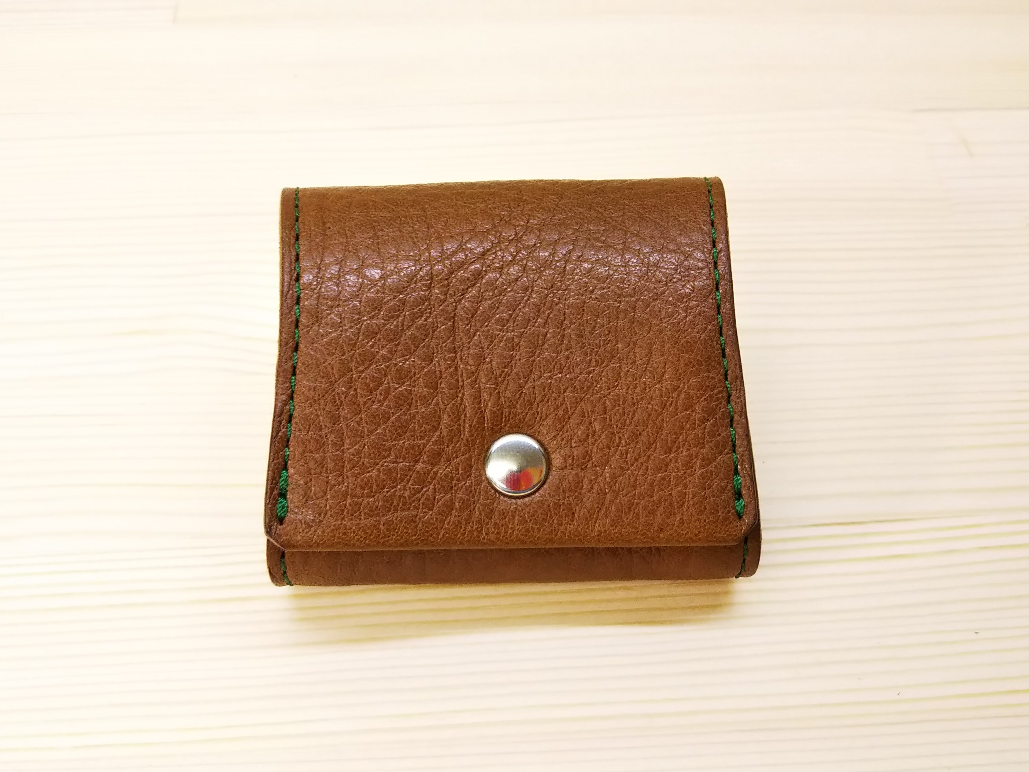 栃木レザー 口が大きく開くヌメ革の小銭入れ ボックス型 モカ Iichi ハンドメイド クラフト作品 手仕事品の通販