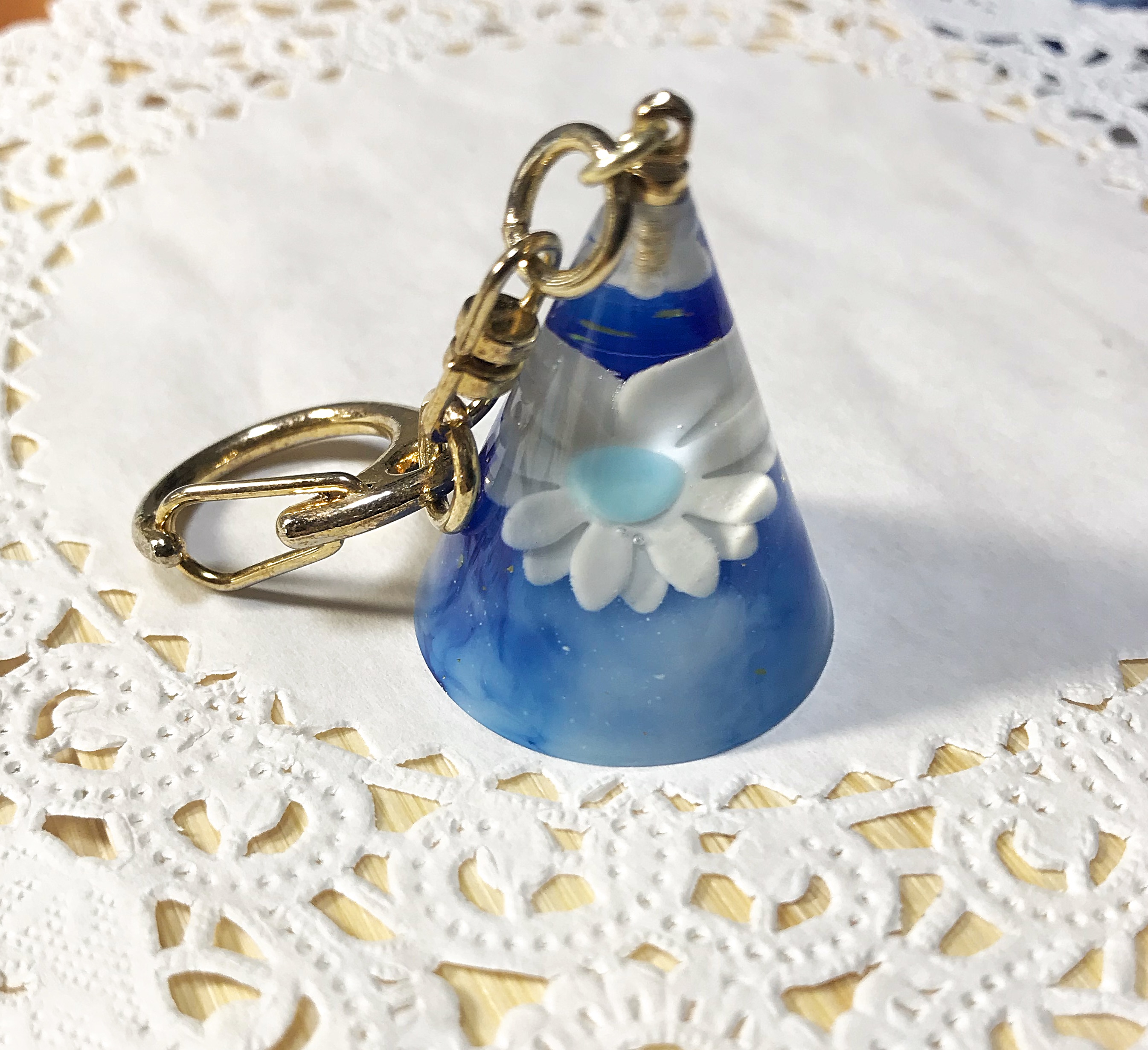 艶めきブルーマーブルガーベラキーホルダー Iichi ハンドメイド クラフト作品 手仕事品の通販