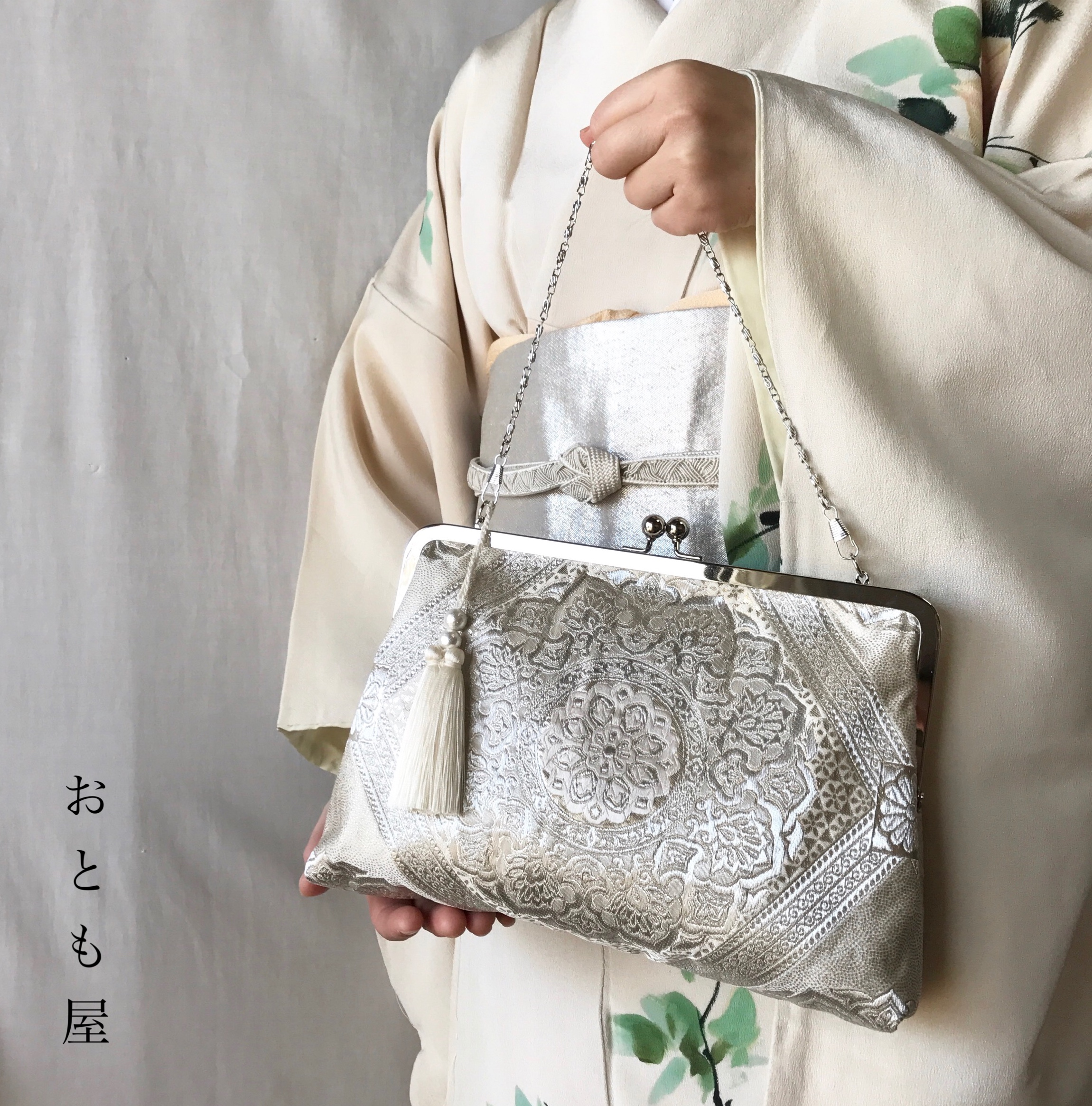 西陣織 絹帯2wayがま口クラッチバッグ 24金銀箔 タッセル チェーン付き Iichi ハンドメイド クラフト作品 手仕事品の通販