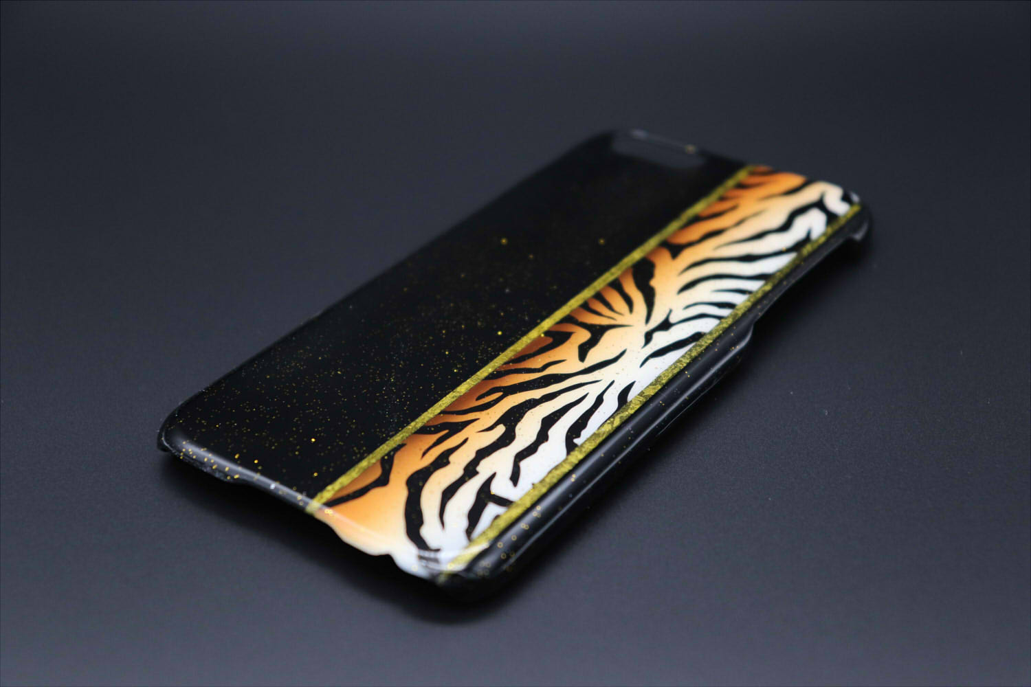 塗装スマホケース 黒地 虎柄 Iphone678用 Iichi ハンドメイド クラフト作品 手仕事品の通販