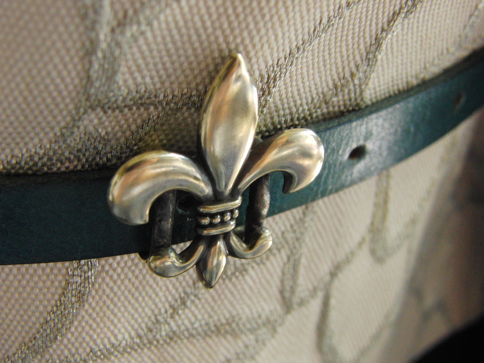 真鍮ブラス製 ユリの紋章 フレア型型帯留め 帯締めの飾り ブレスやチョーカー飾りに Iichi ハンドメイド クラフト作品 手仕事品の通販
