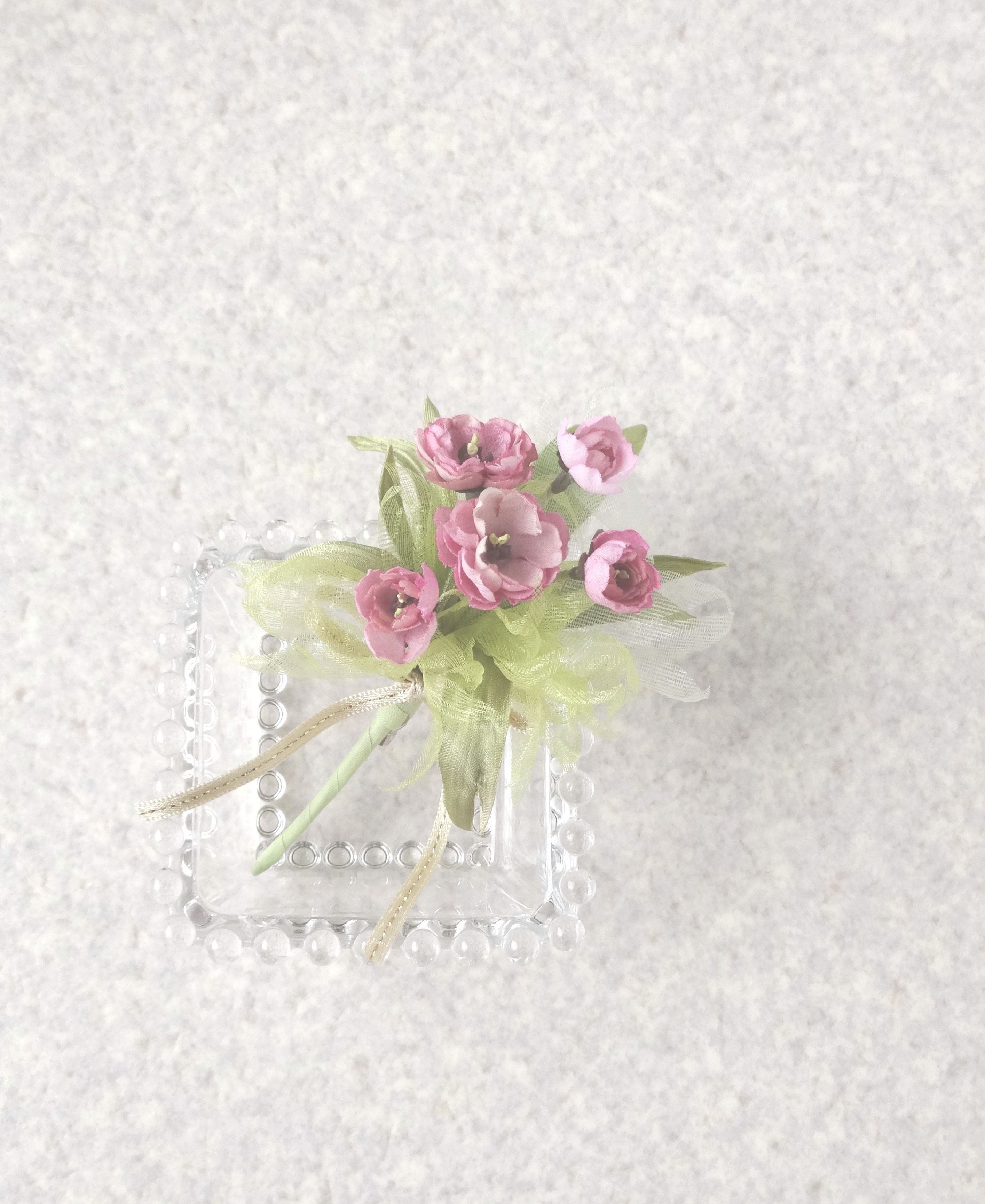 淡いグリーンに映えるピンクのお花 綿ローン オーガンジー製 コサージュ Iichi ハンドメイド クラフト作品 手仕事品の通販