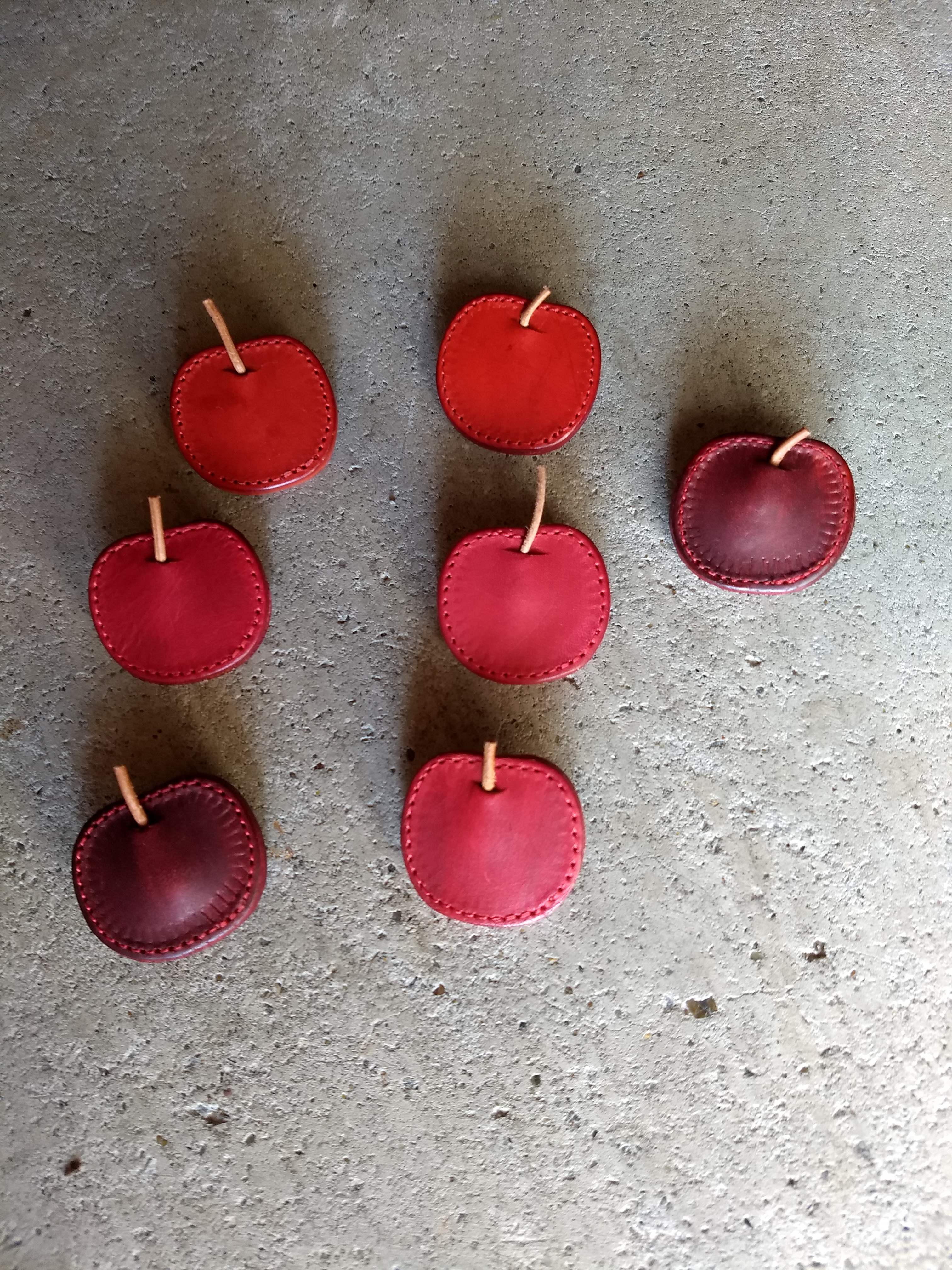 りんごのブローチ Iichi ハンドメイド クラフト作品 手仕事品の通販