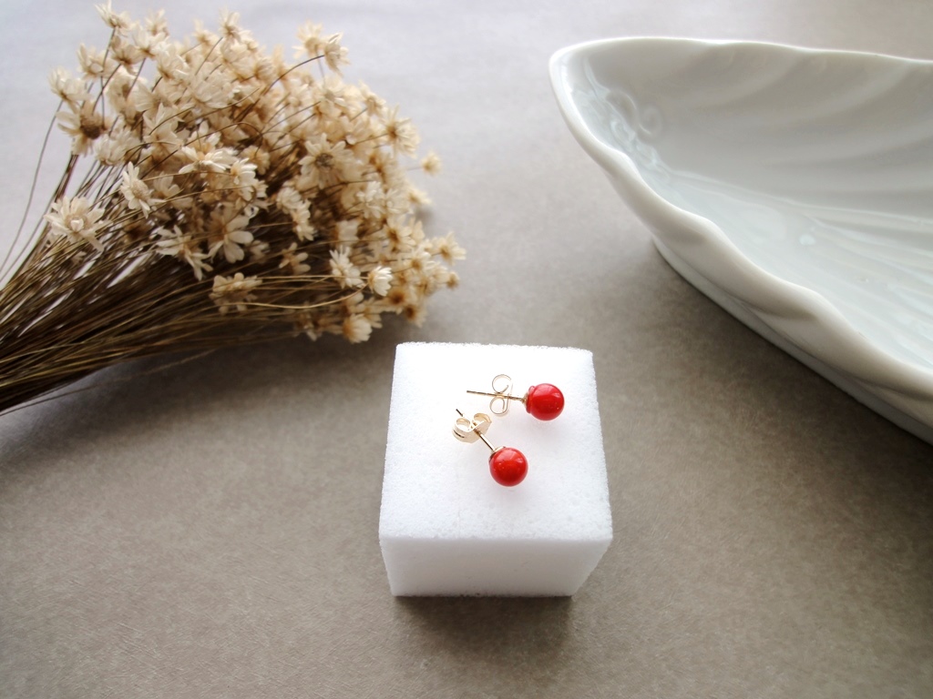 天然石のピアス 14kgf 一粒の幸福 赤いサンゴ 5ｍｍサイズ Iichi ハンドメイド クラフト作品 手仕事品の通販