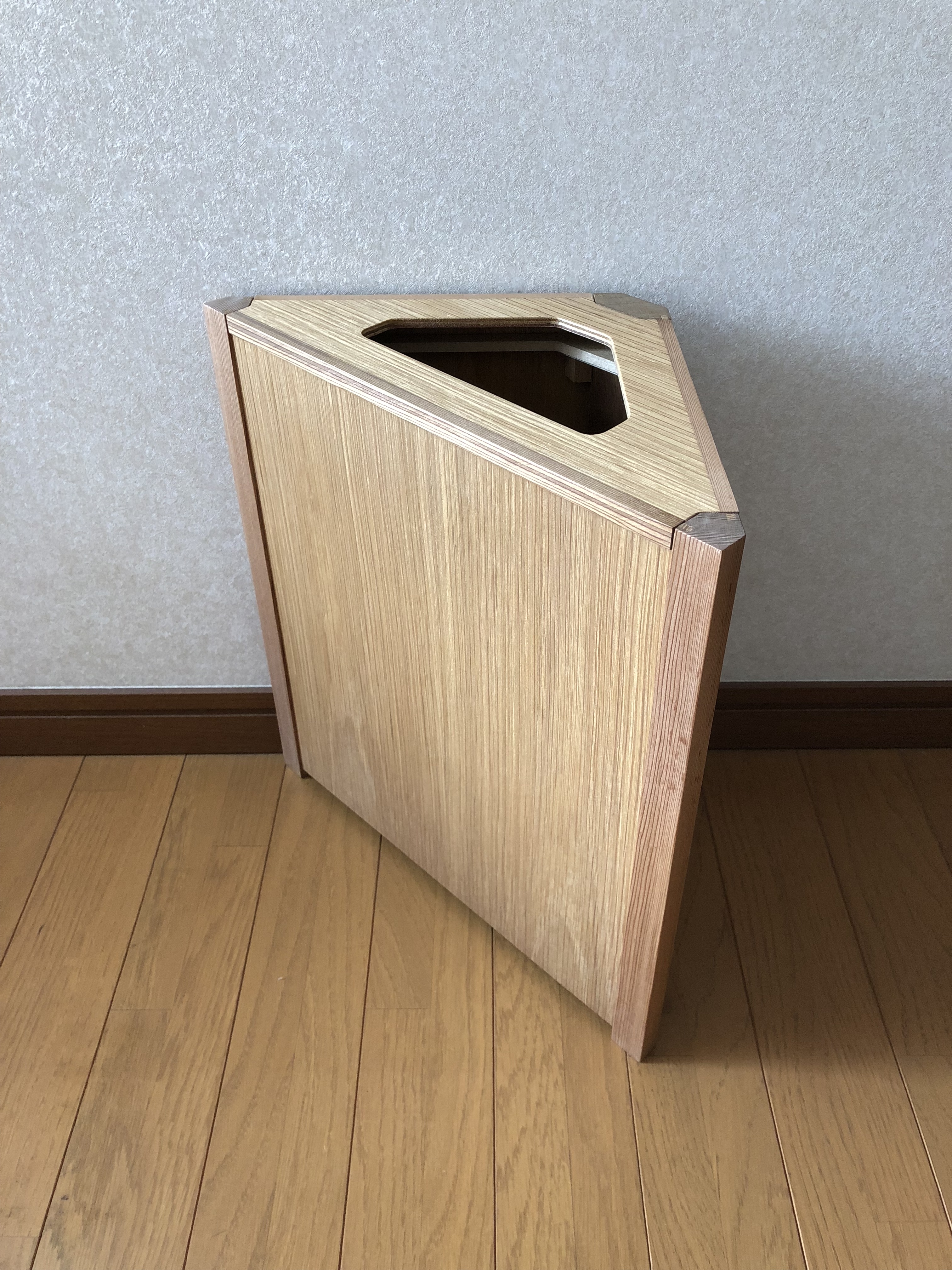 三角形の木製ゴミ箱 レッドシダーとオーク Iichi ハンドメイド クラフト作品 手仕事品の通販