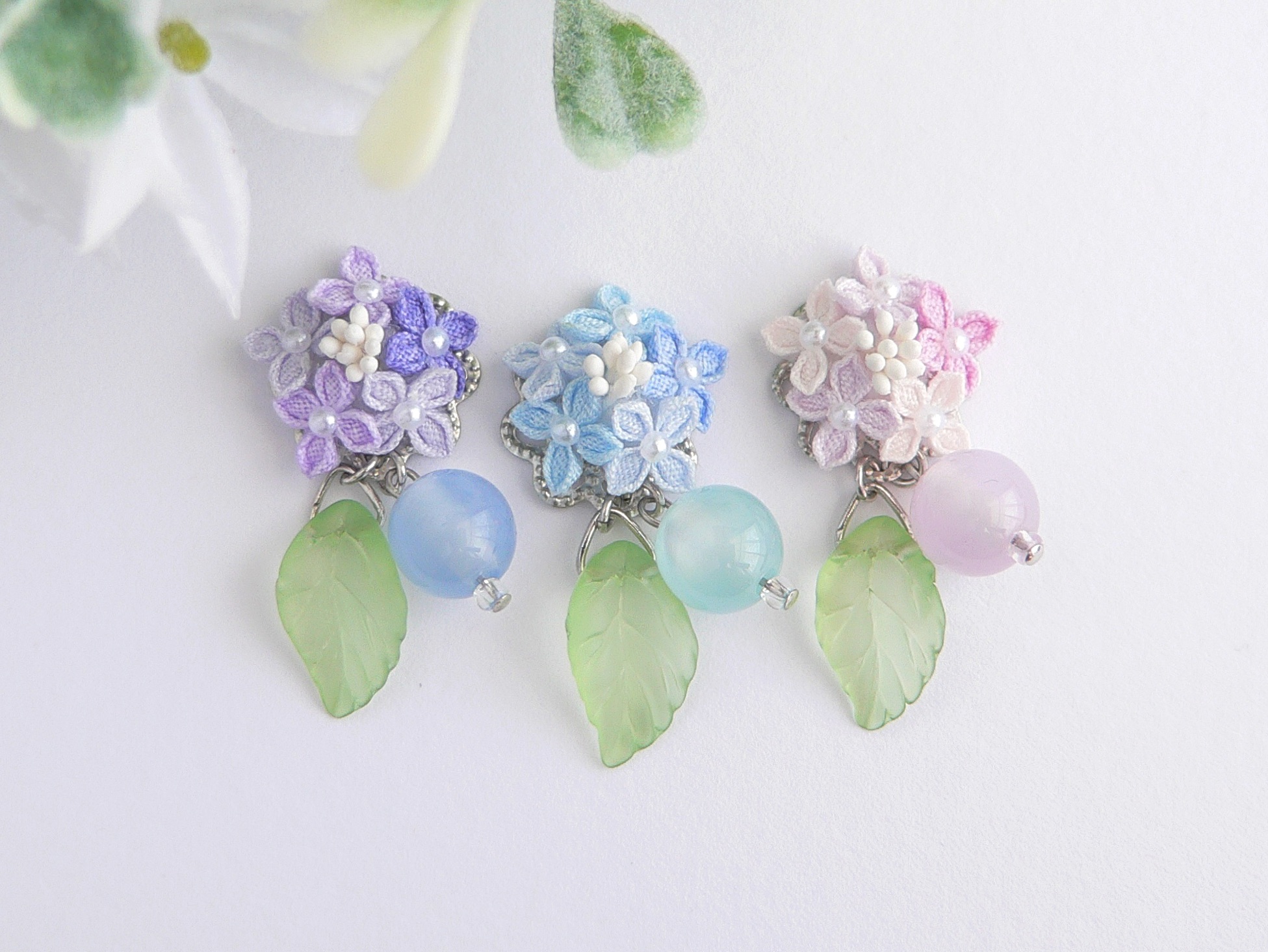 がくあじさいとキャッツアイのピアス つまみ細工 Iichi ハンドメイド クラフト作品 手仕事品の通販