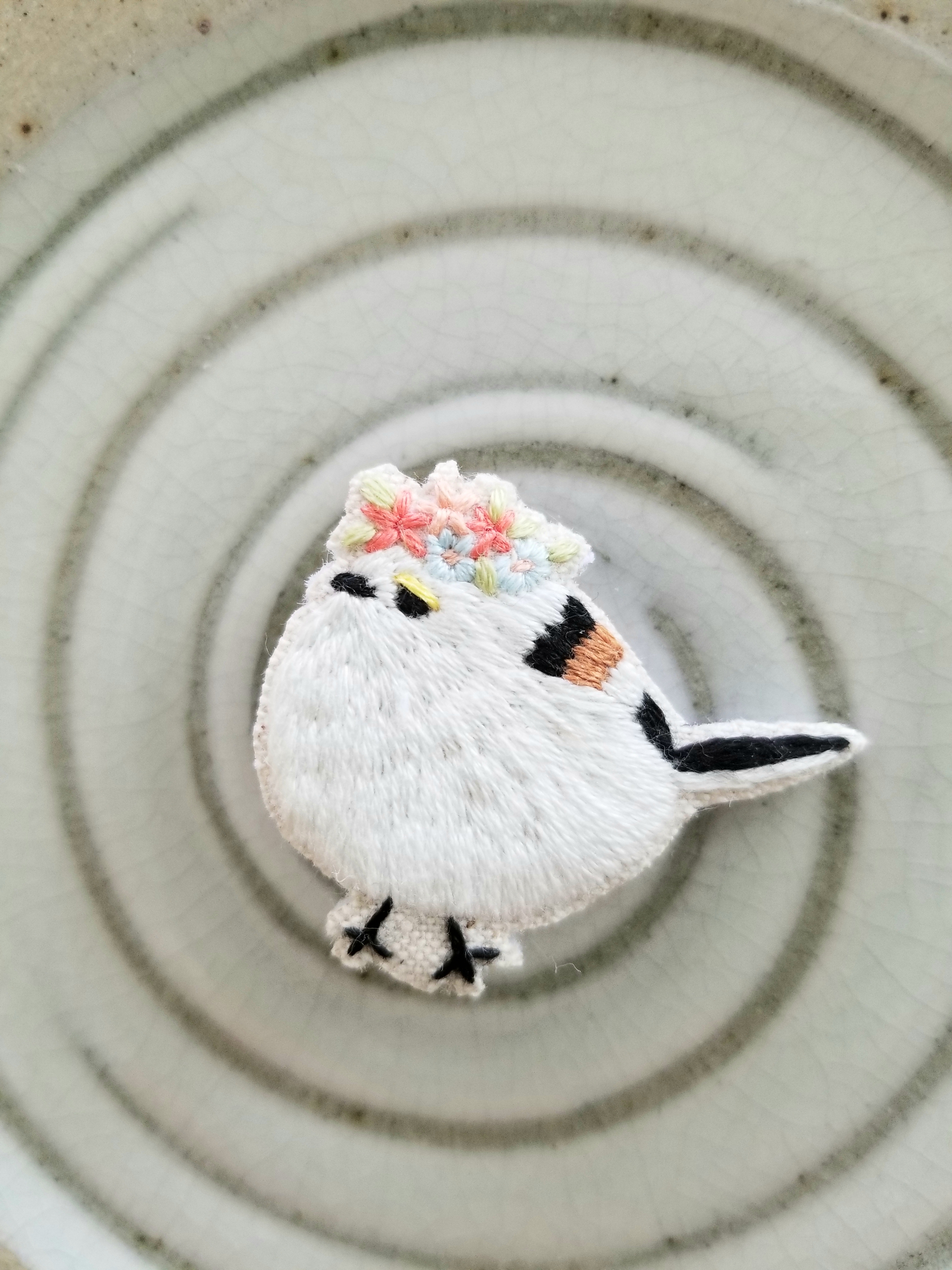 花冠とシマエナガ刺繍ブローチ 受注製作 Iichi ハンドメイド クラフト作品 手仕事品の通販