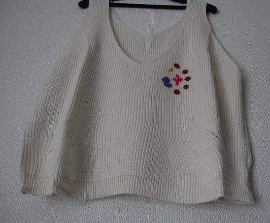 黄色い三日月とピンクの木ノースリーブニットベスト シロ Iichi ハンドメイド クラフト作品 手仕事品の通販