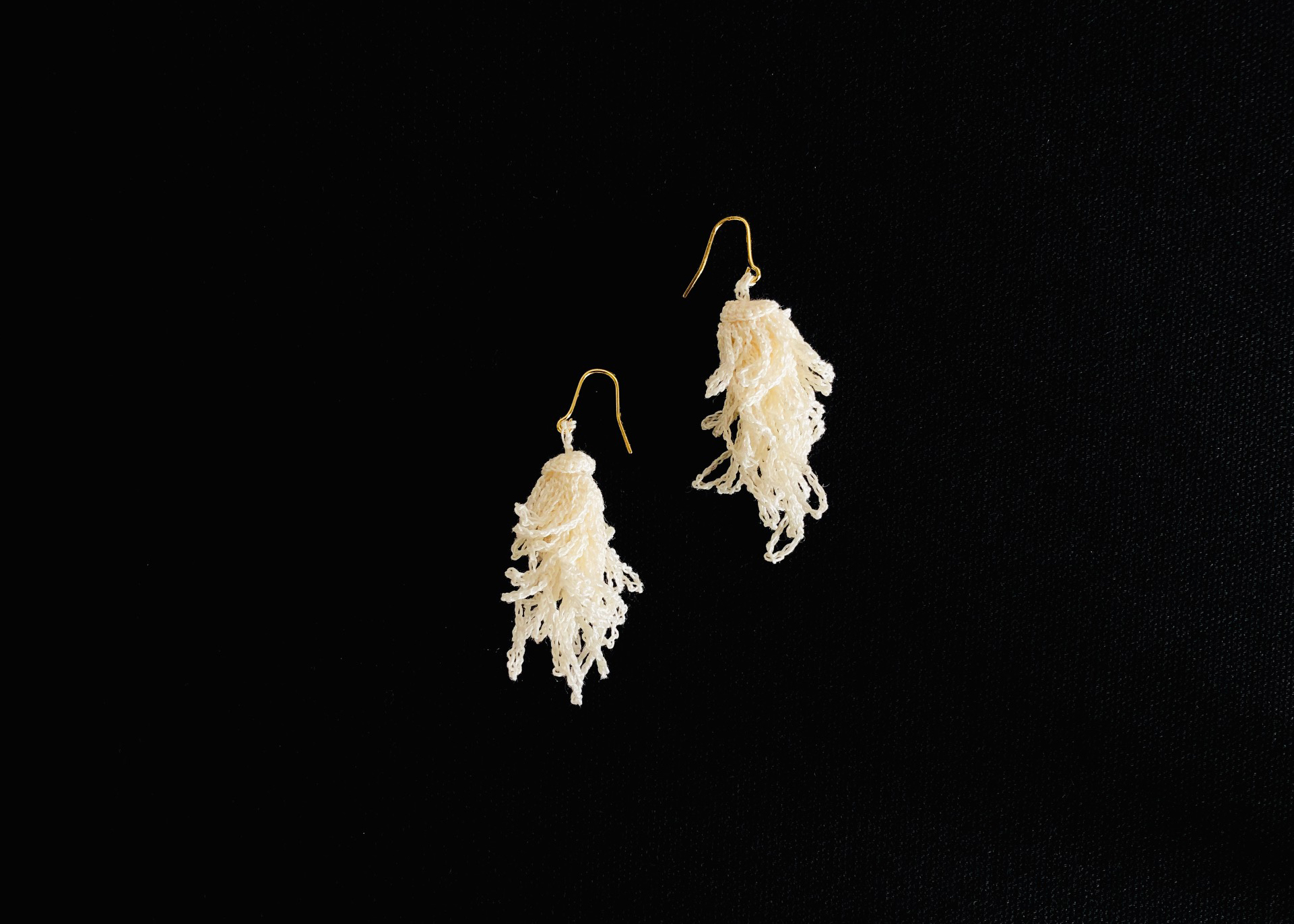 ケイトウのピアス 白色 かぎ針編み レース糸 Iichi ハンドメイド クラフト作品 手仕事品の通販
