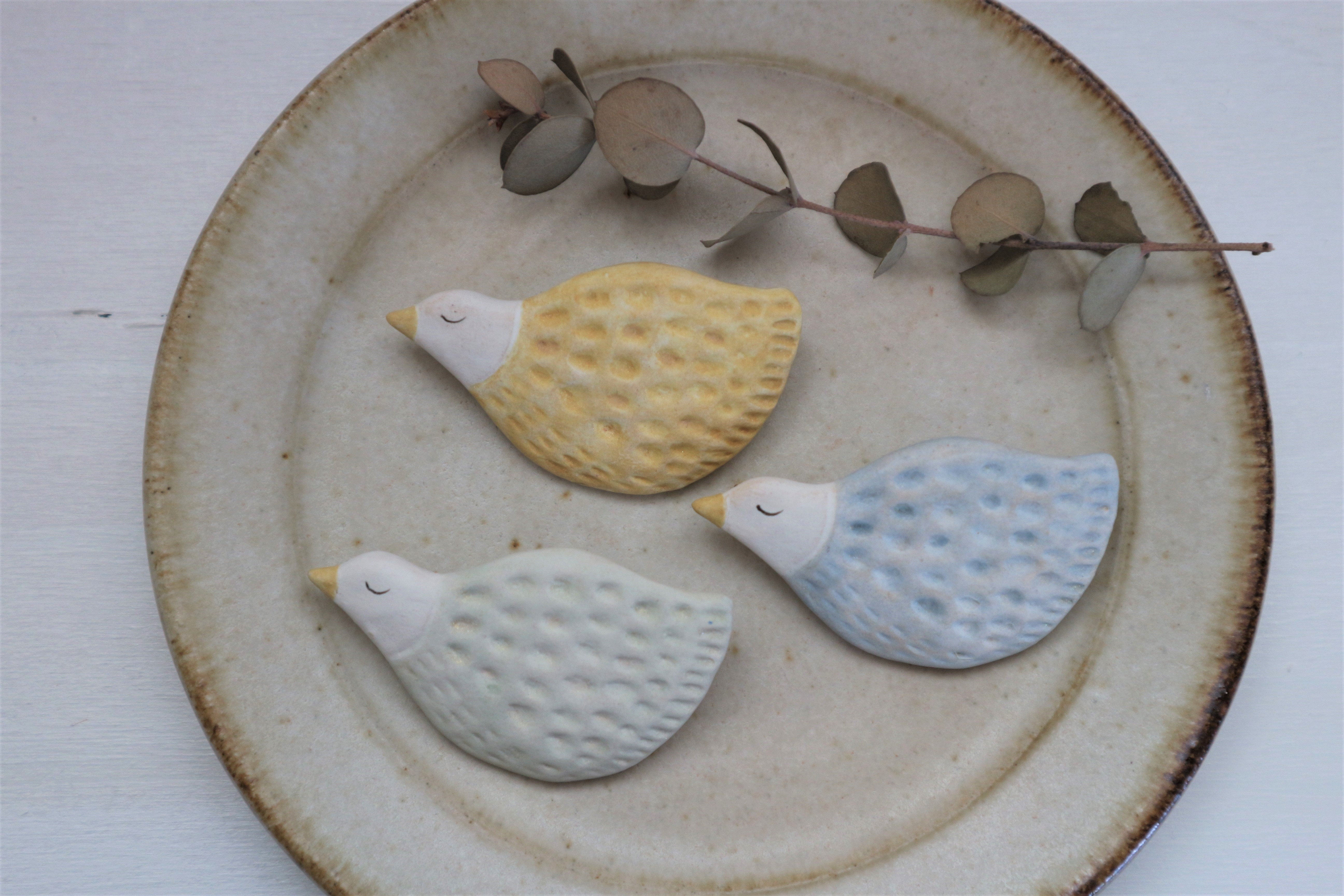 陶器で作った鳥のブローチ A 黄色 空色 ミントグリーン Iichi ハンドメイド クラフト作品 手仕事品の通販