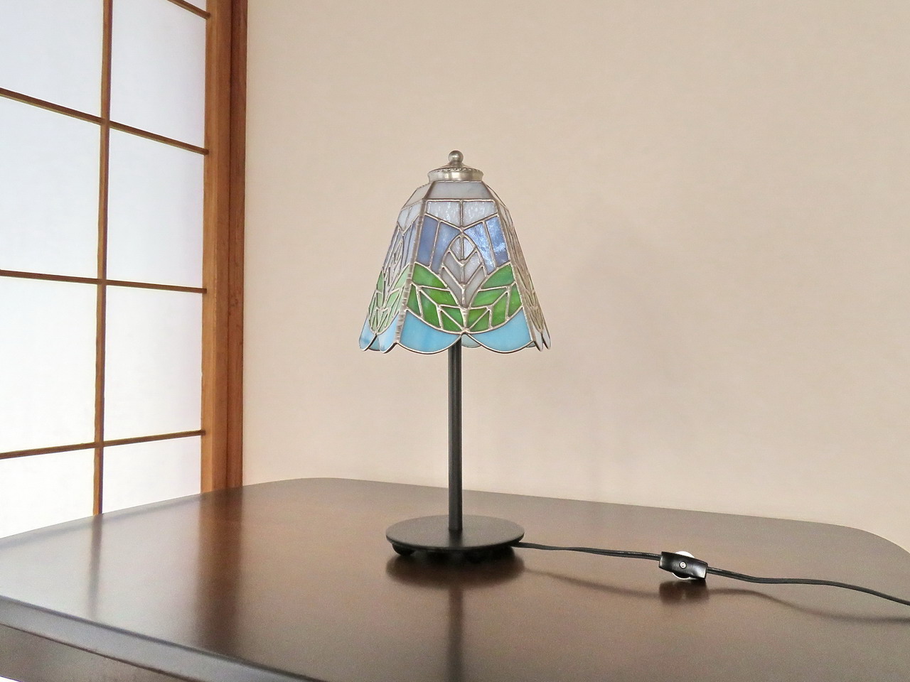 リーフ（葉っぱの模様B)ステンドグラスランプ （テーブルランプ）・ガラス照明 ・Lサイズ | iichi ハンドメイド・クラフト作品・手仕事品の通販