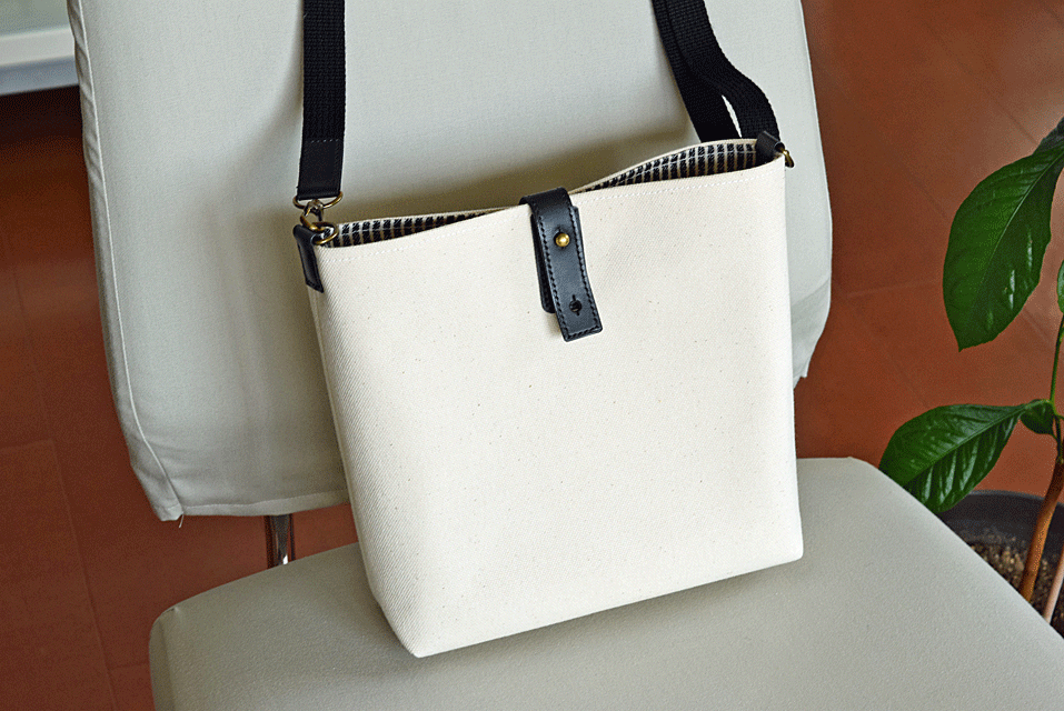 帆布×本革 サコッシュ【白】  iichi ハンドメイド・クラフト作品・手 