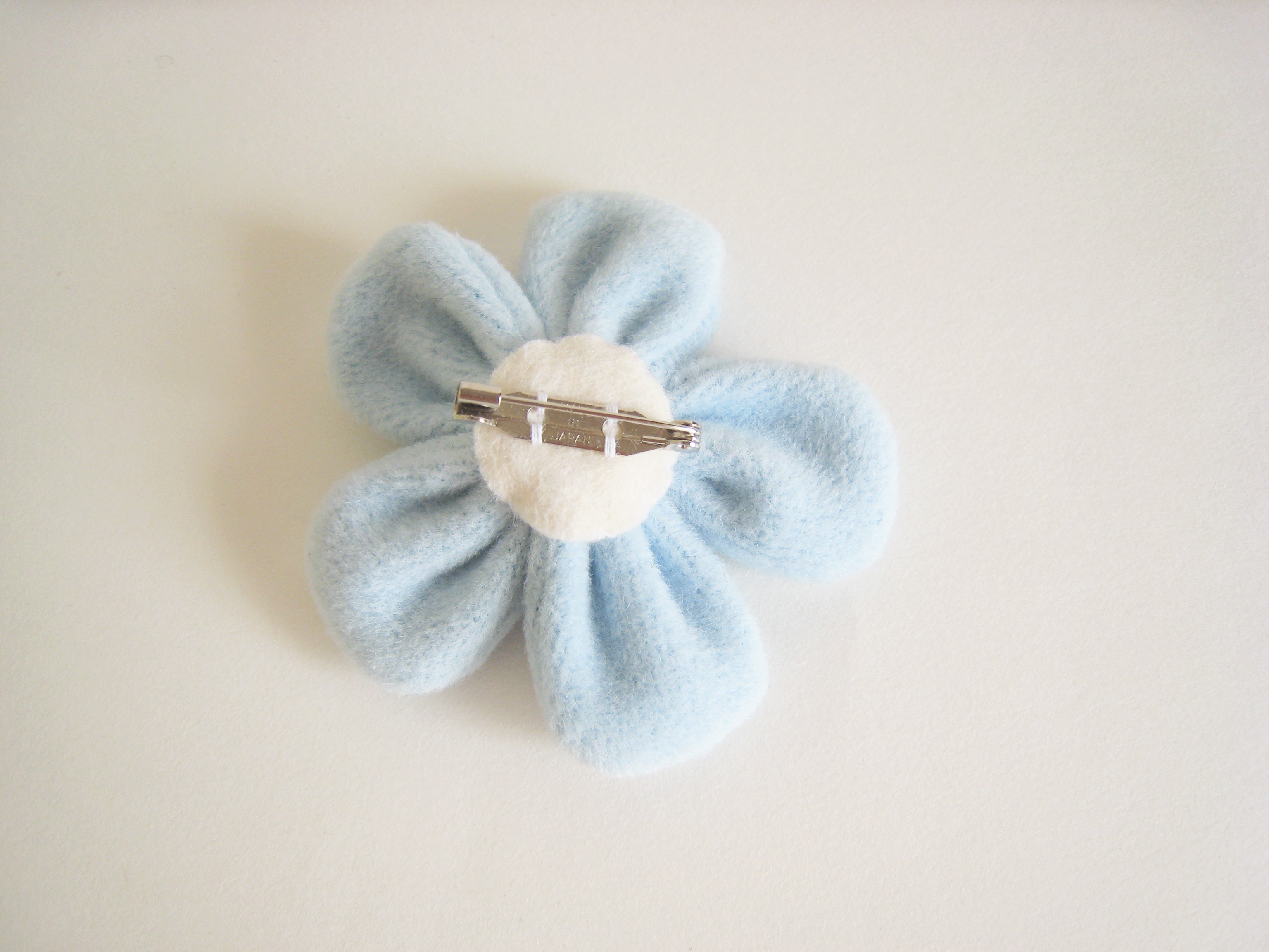 水色のかわいいフラワーブローチ Iichi ハンドメイド クラフト作品 手仕事品の通販
