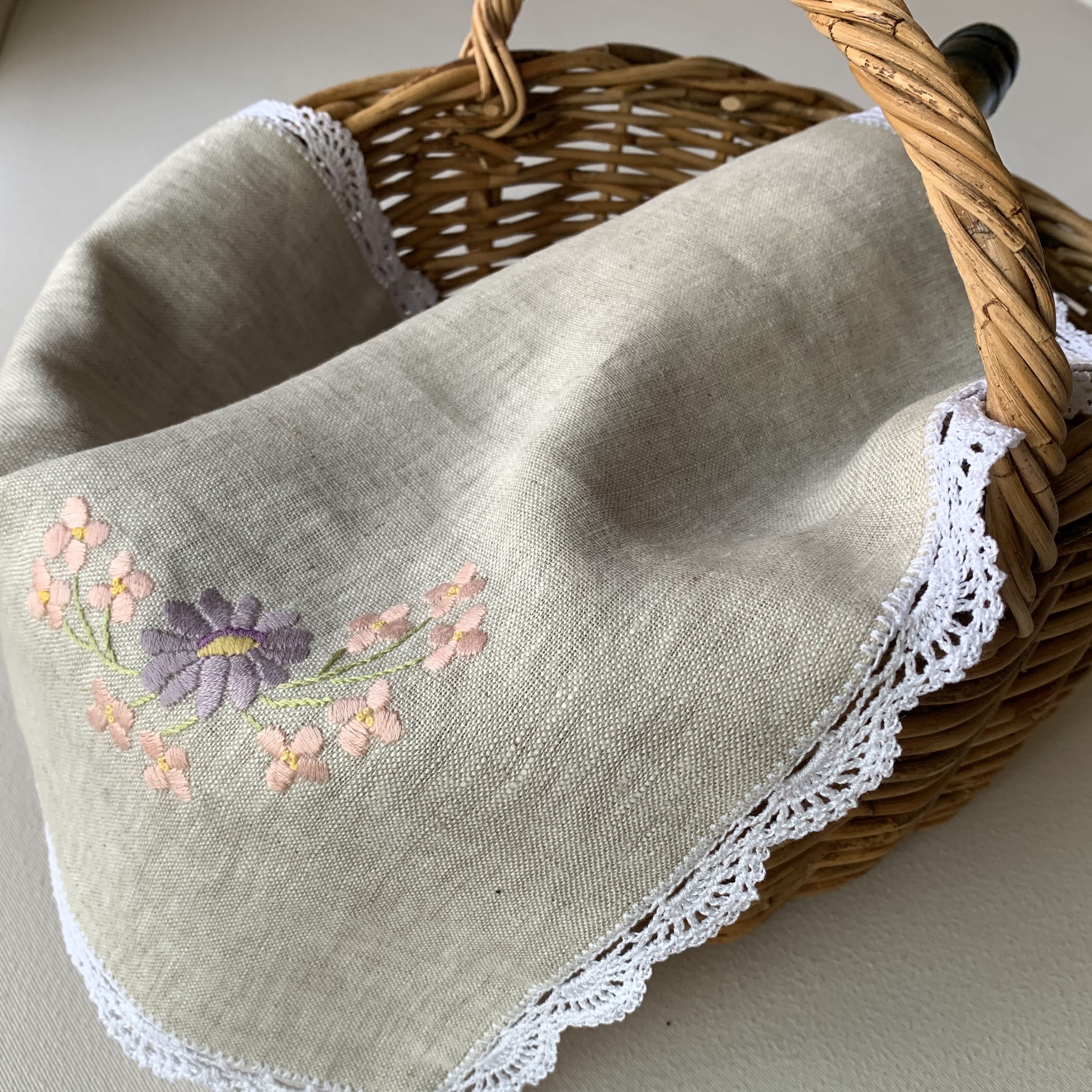 手刺繍とレースのリネンクロス