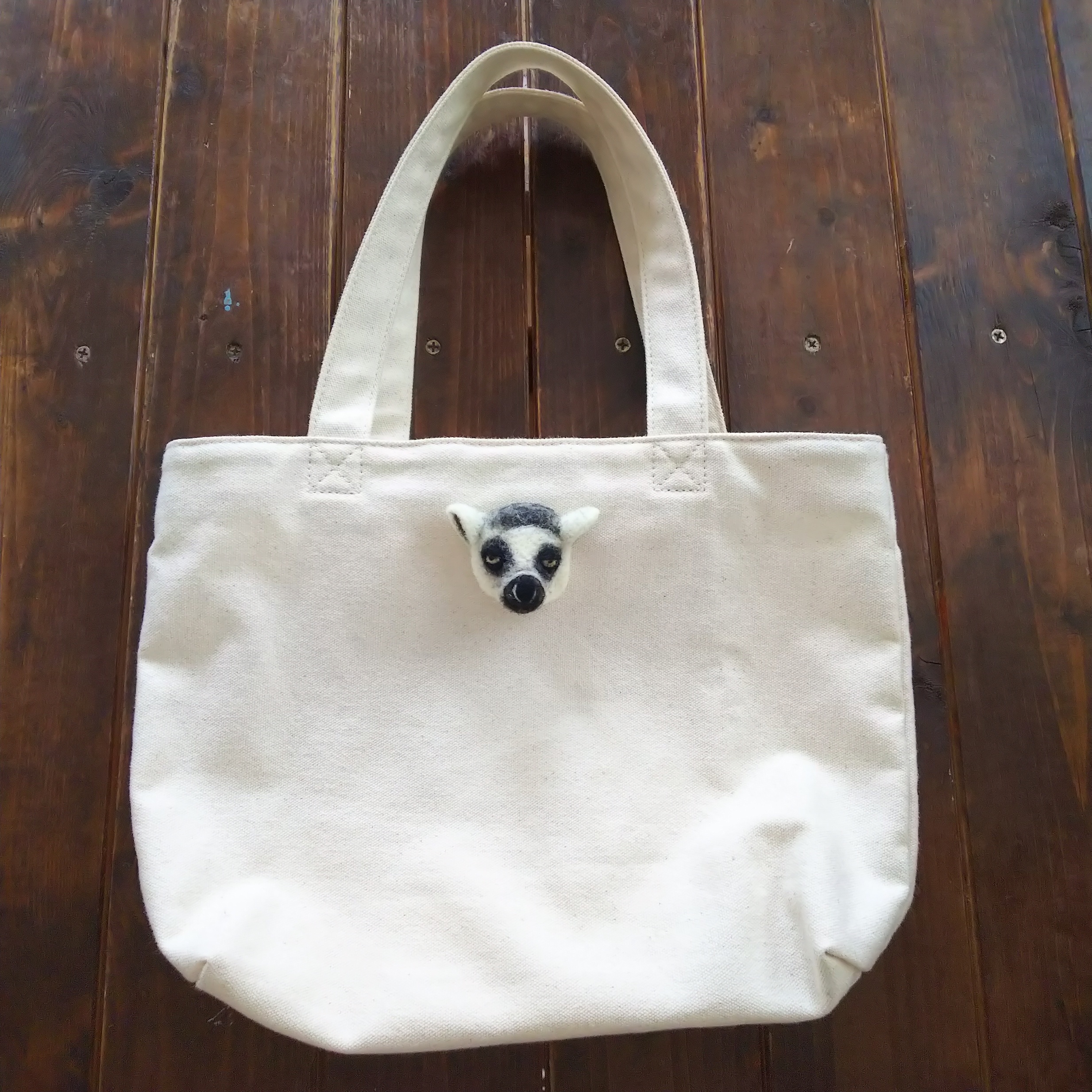 ワオキツネザルのブローチ Iichi ハンドメイド クラフト作品 手仕事品の通販